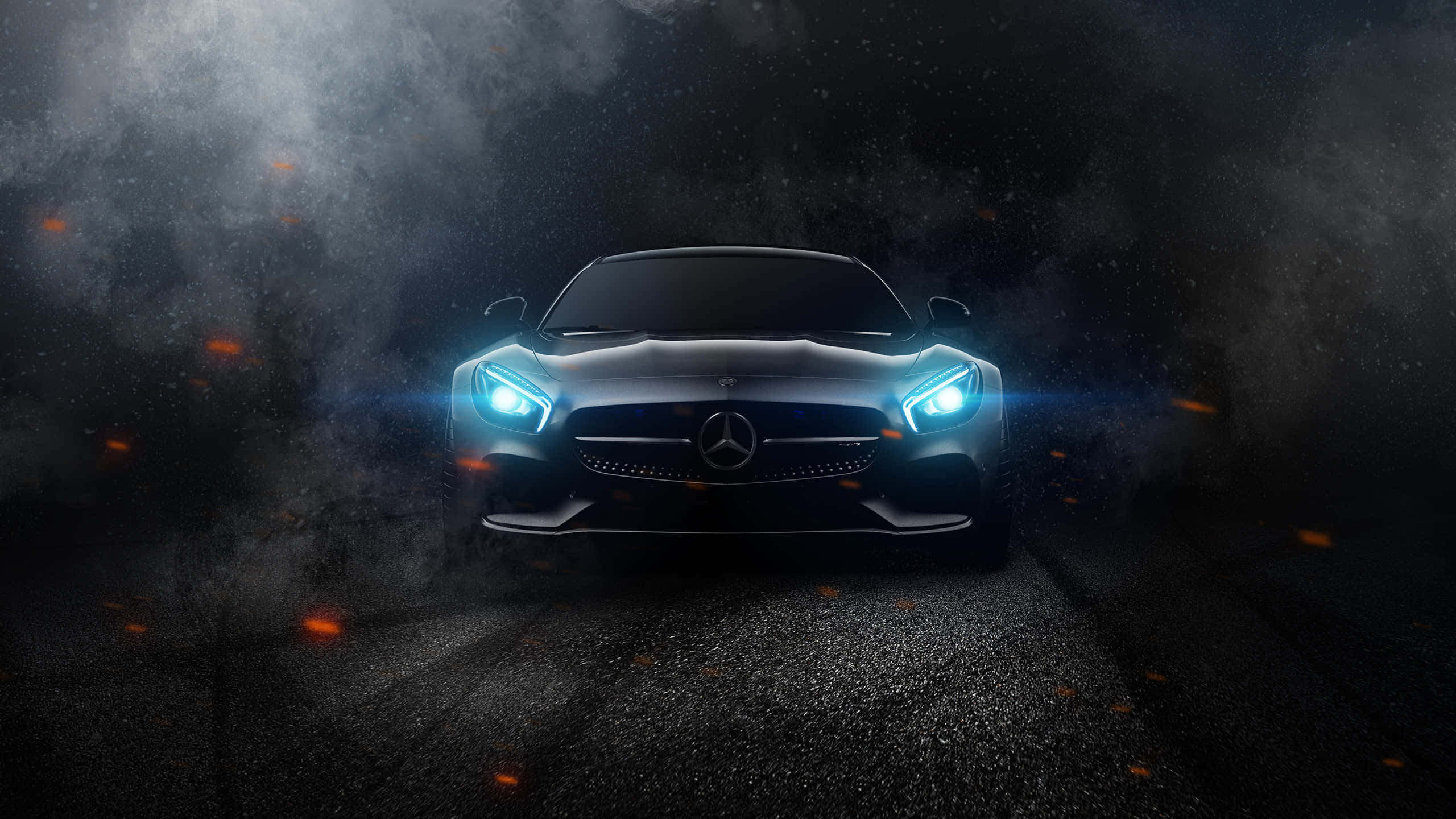 Black Car 桌布 壁紙 — 一輛時尚的銀色梅賽德斯跑車，帶有發光的藍色車頭燈，從濕滑道路上的黑煙和漂浮的火花中出現。