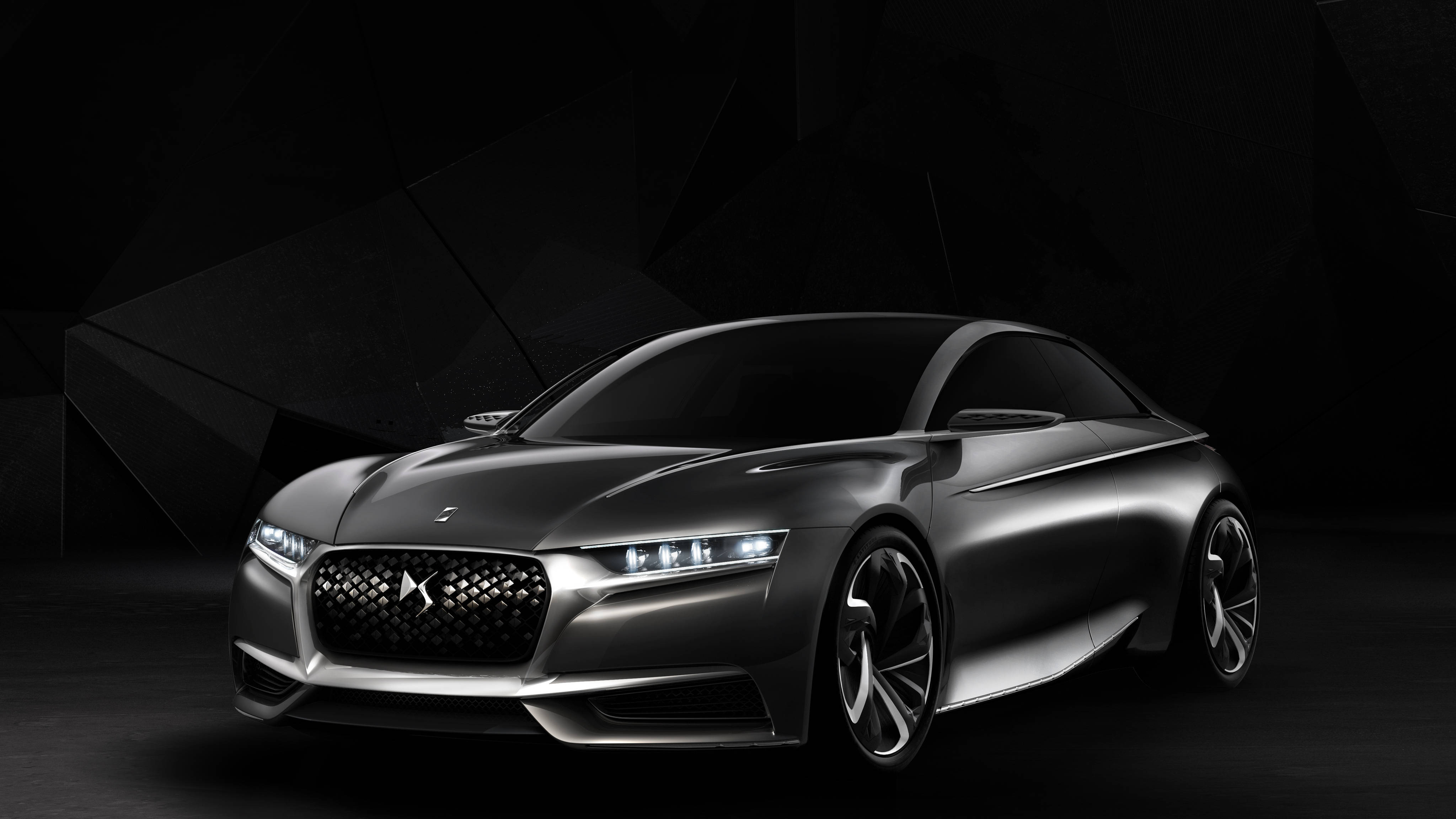 Citroen 桌布 壁紙 — 一輛時尚的銀色概念車，帶有發光車頭燈，站在深色幾何背景前。
