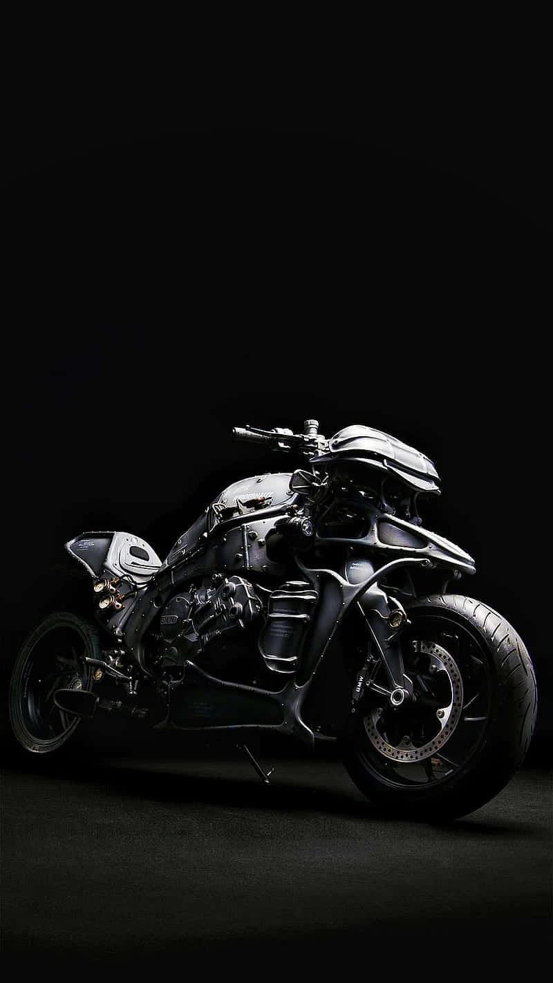 Superbike 桌布 壁紙 — 一輛時尚的銀色機車，帶有外露的機械細節，在純黑色背景下戲劇性地照亮。