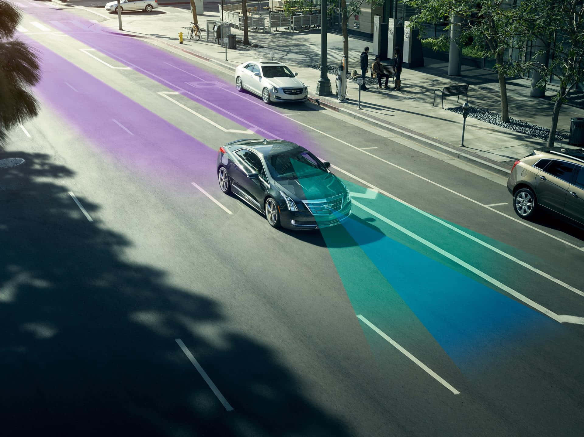 Cadillac Elr 桌布 壁紙 — 一輛時尚的銀色汽車在明亮的日光下行駛在帶有發光紫色和藍綠色車道標線的城市街道上。