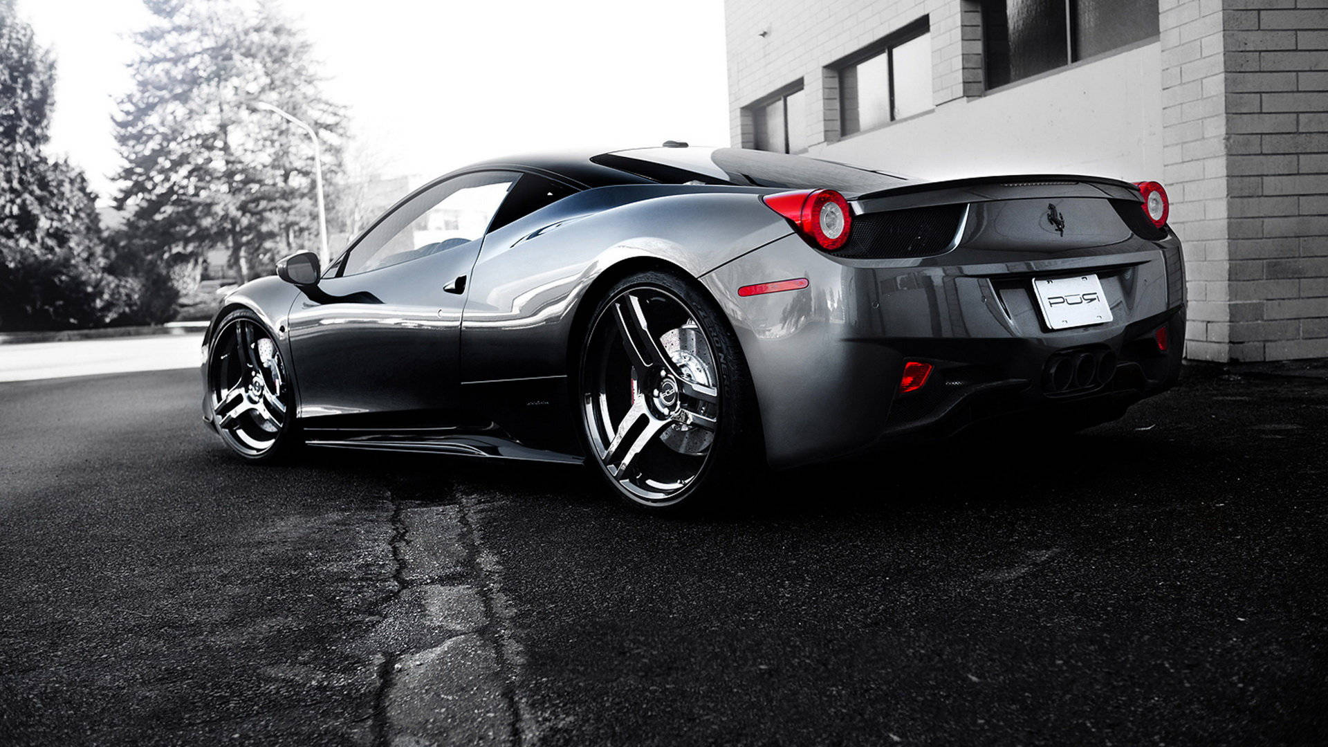 1920x1080 Ferrari 桌布 壁紙 — 一輛時尚的銀色法拉利跑車停在瀝青路上，選擇性色彩突出其紅色尾燈和鍍鉻輪圈，背景為單色城市景觀。