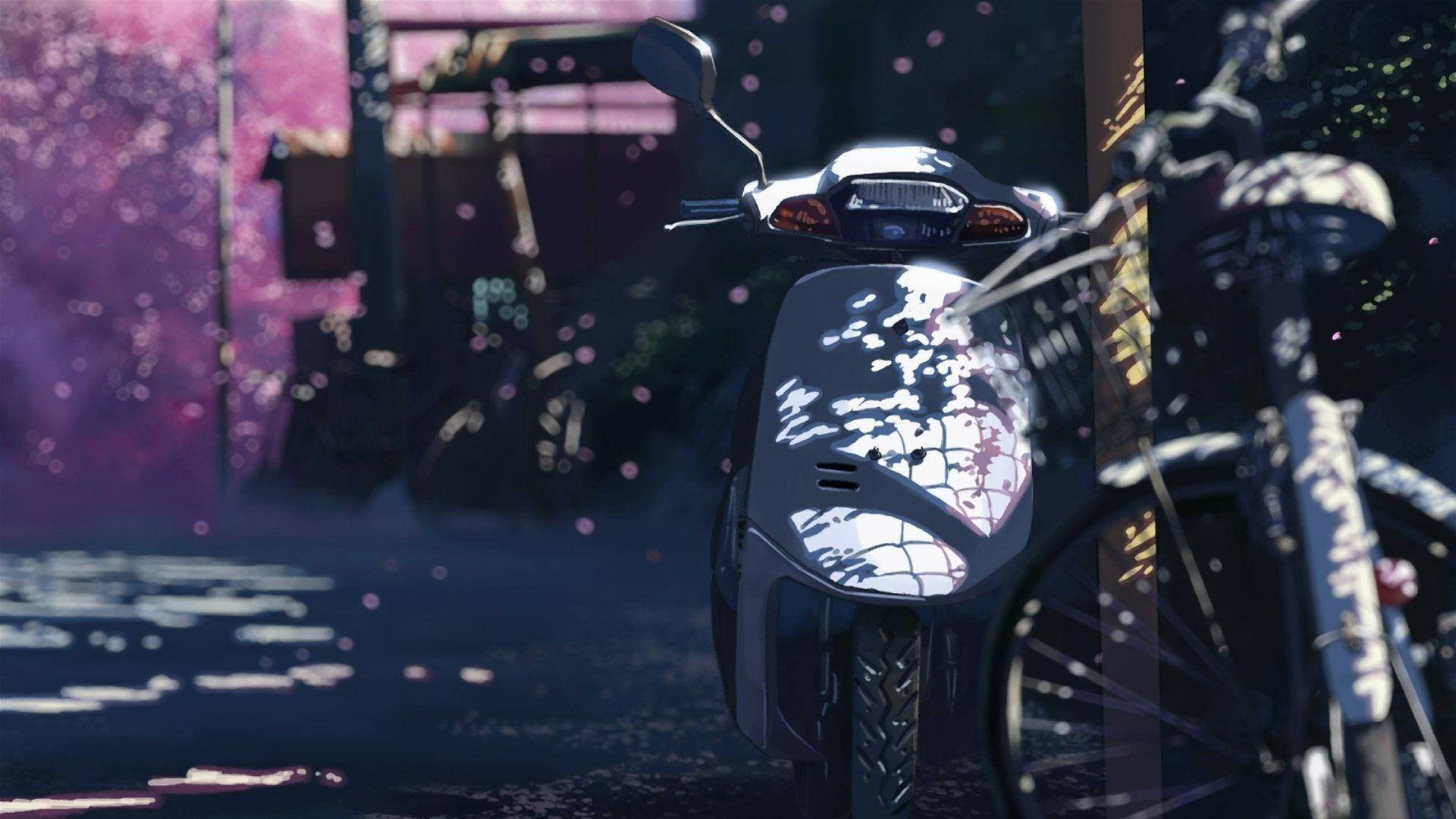 銀色滑板車在黃昏時停在一輛自行車旁邊，櫻花飄落。 — 5K 壁紙