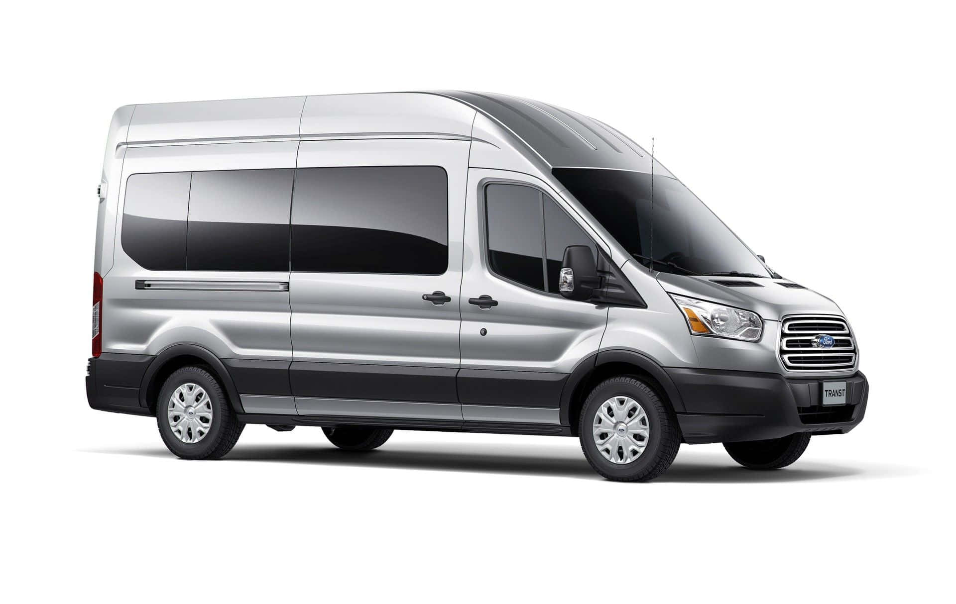 Ford Transit 桌布 壁紙 — 一輛時尚的銀色福特全順廂型車，帶有黑色飾條和有色車窗，在白色背景下的攝影棚燈光中展示。