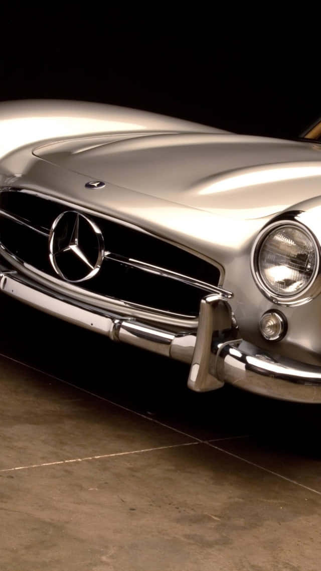 Classic Mercedes 桌布 壁紙 — 一輛時尚的銀色經典 Mercedes-Benz 跑車在攝影棚燈光下，於深色背景中閃耀。