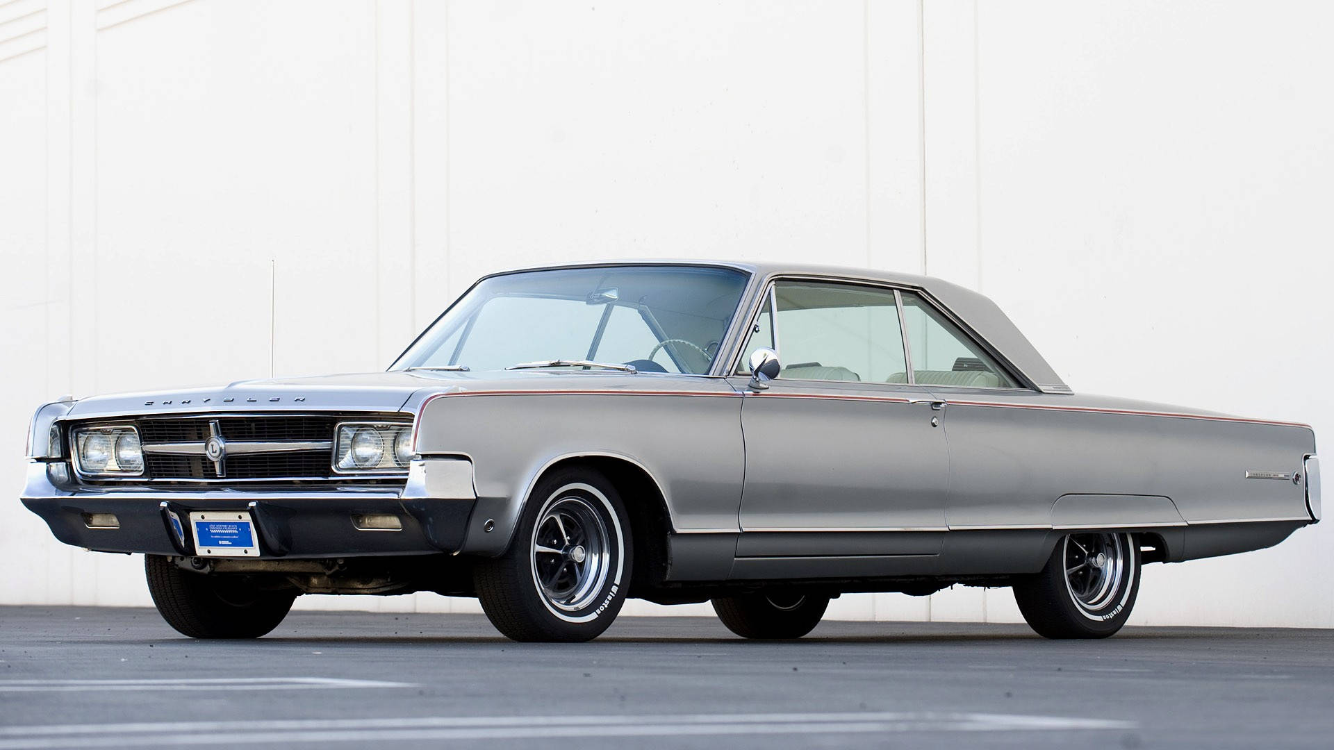 Chrysler 桌布 壁紙 — 一輛時尚的銀色經典汽車，帶有鍍鉻裝飾和白色輪胎，停放在純白色牆壁前。