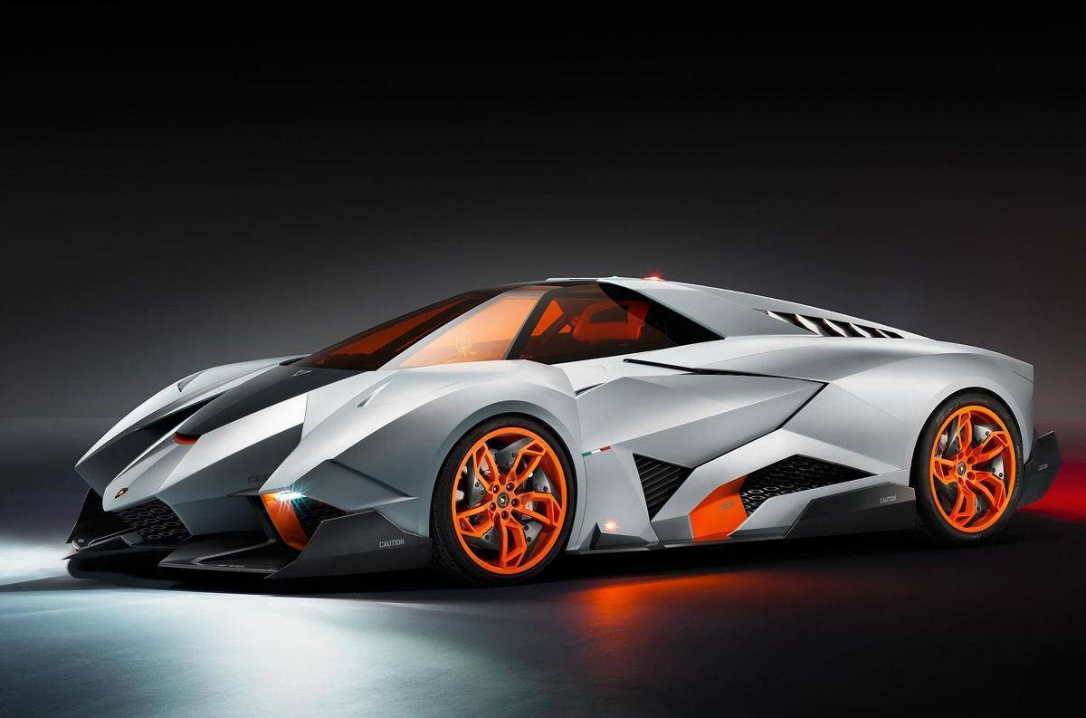 cars 桌布 壁紙 — 一輛時尚的銀色藍寶堅尼跑車，配以充滿活力的橙色車輪和裝飾，在深色背景的攝影棚燈光下閃耀。