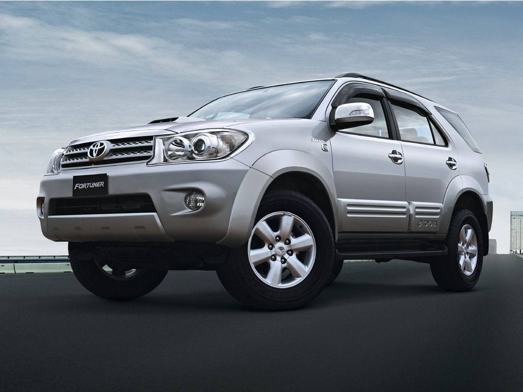 銀色豐田 Fortuner SUV 在道路上，背景為陰天。 — Toyota Supra Mk4 壁紙