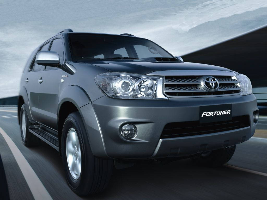 銀色豐田 Fortuner SUV 在高速公路上行駛，帶有動態模糊效果。 — Toyota Supra Mk4 壁紙
