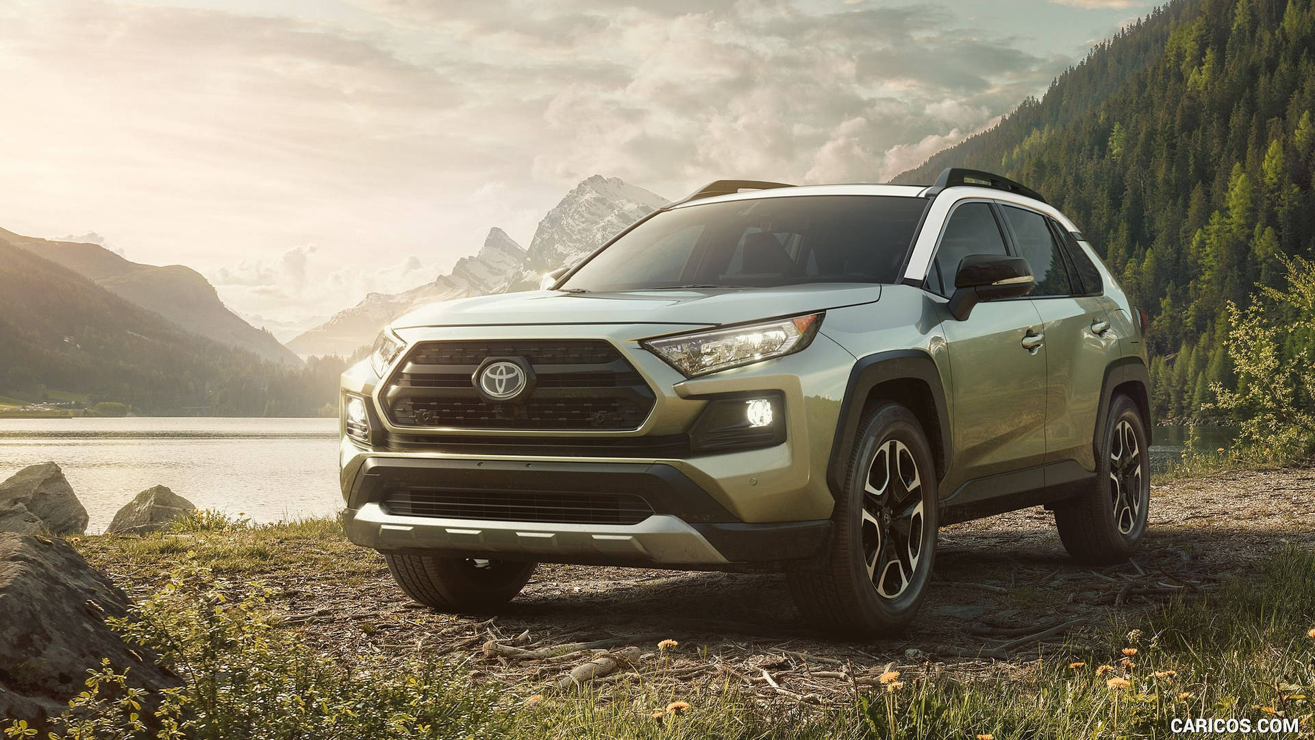 銀色豐田RAV4停泊在山湖旁，背景有森林覆蓋的山丘。 — Toyota Supra Mk4 壁紙