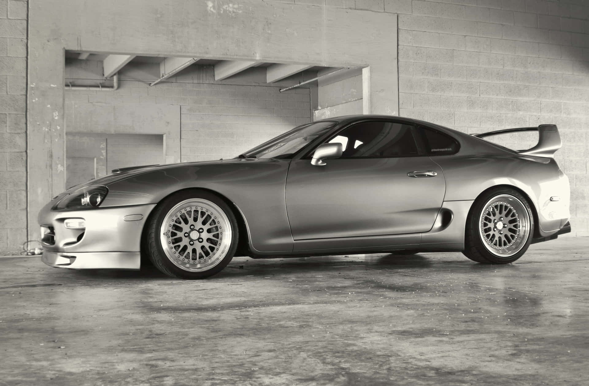 混凝土車庫中的銀色豐田Supra跑車。 — Toyota Supra Mk4 壁紙