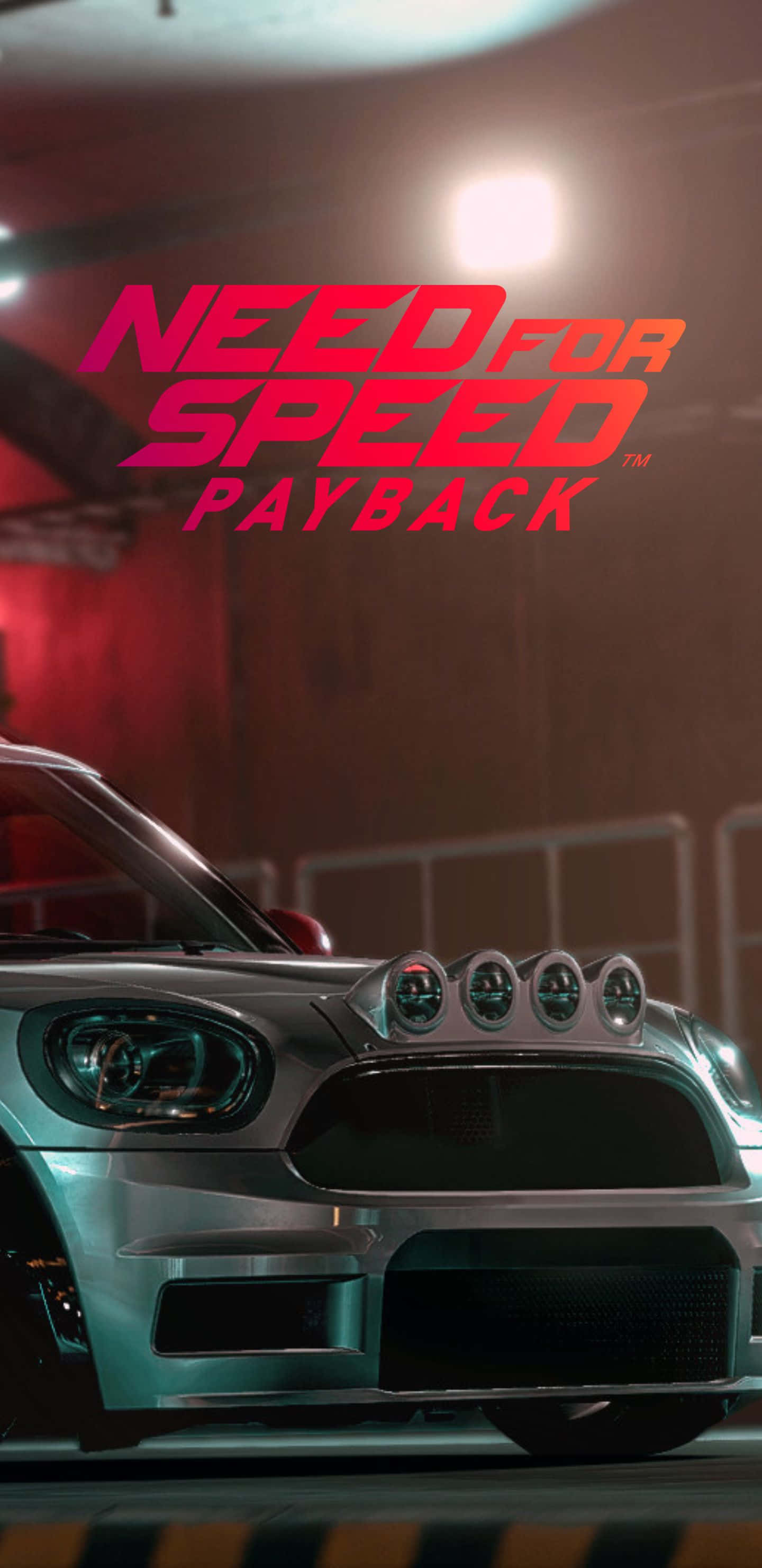 Pixel 3xl Need For Speed Payback 桌布 壁紙 — 一輛時尚的銀色賽車，帶有發光的頭燈和引擎蓋上的四個圓形聚光燈，停在昏暗的車庫中，車庫有紅色牆壁和黃黑條紋地板，上方有明亮的頂燈。