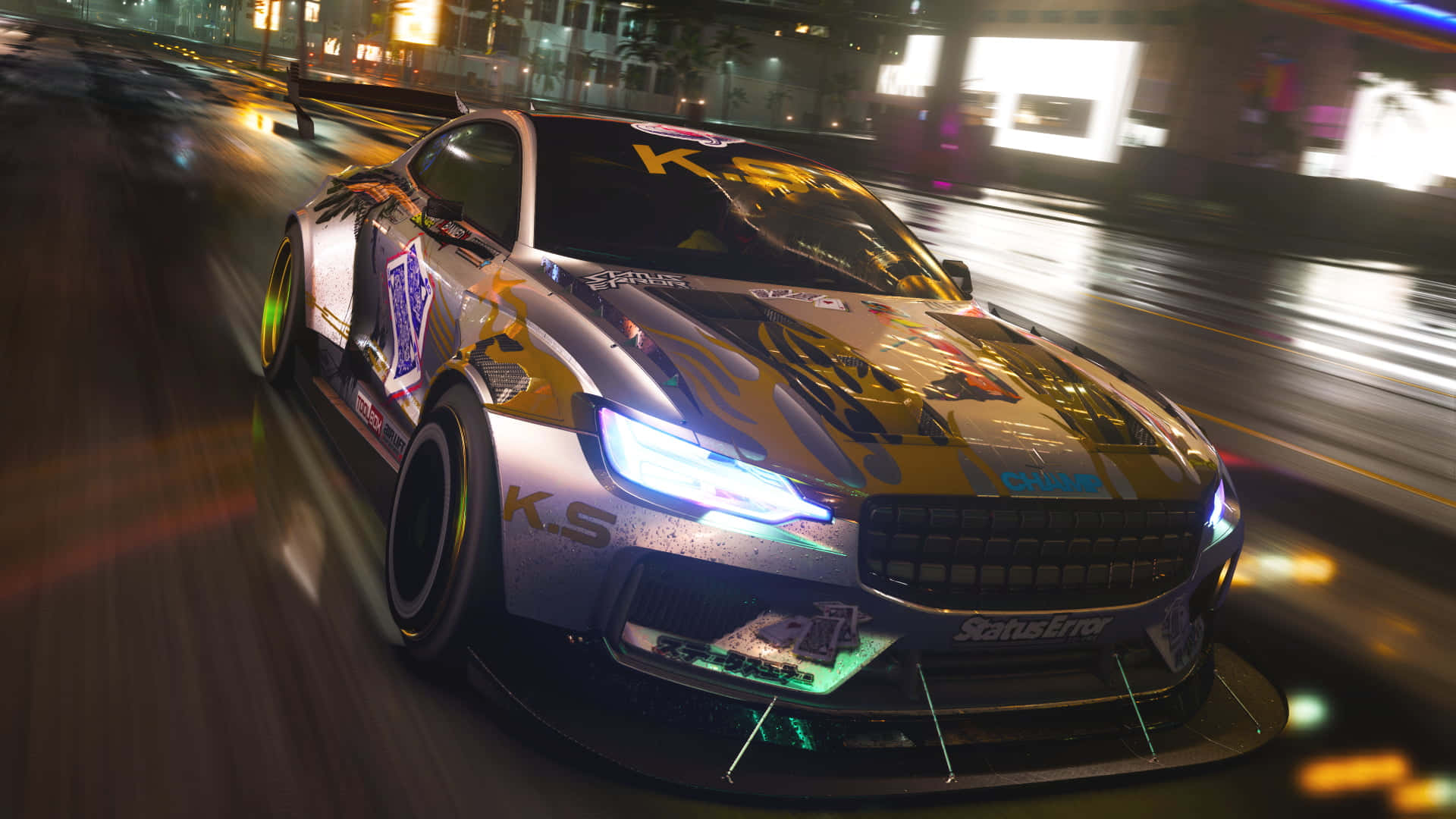 Decals 桌布 壁紙 — 一輛時尚的銀色賽車，帶有發光頭燈，在夜間以動態模糊效果疾馳穿過霓虹燈閃爍的城市街道。