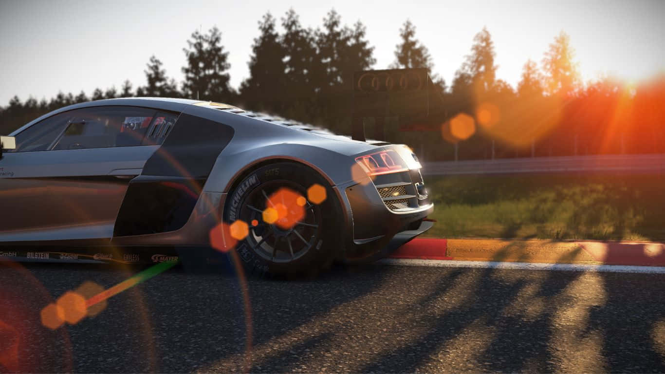 1366x768 Project Cars 桌布 壁紙 — 一輛時尚的銀色賽車在日落時分沿著賽道疾馳，背景有鏡頭光暈和松樹。