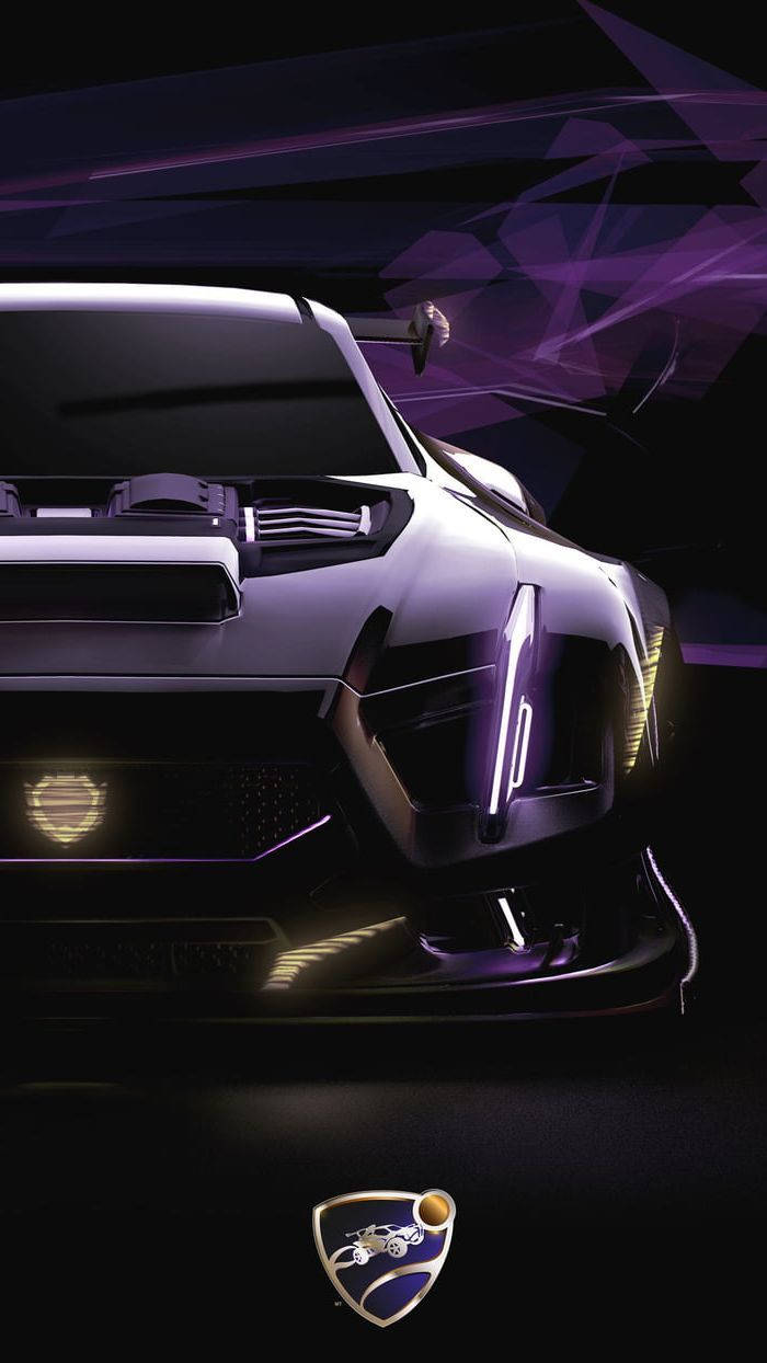 Rocket League iPhone 桌布 壁紙 — 一輛時尚的銀色跑車，帶有發光的紫色點綴和銳利的棱角頭燈，主宰著黑暗的未來主義場景。