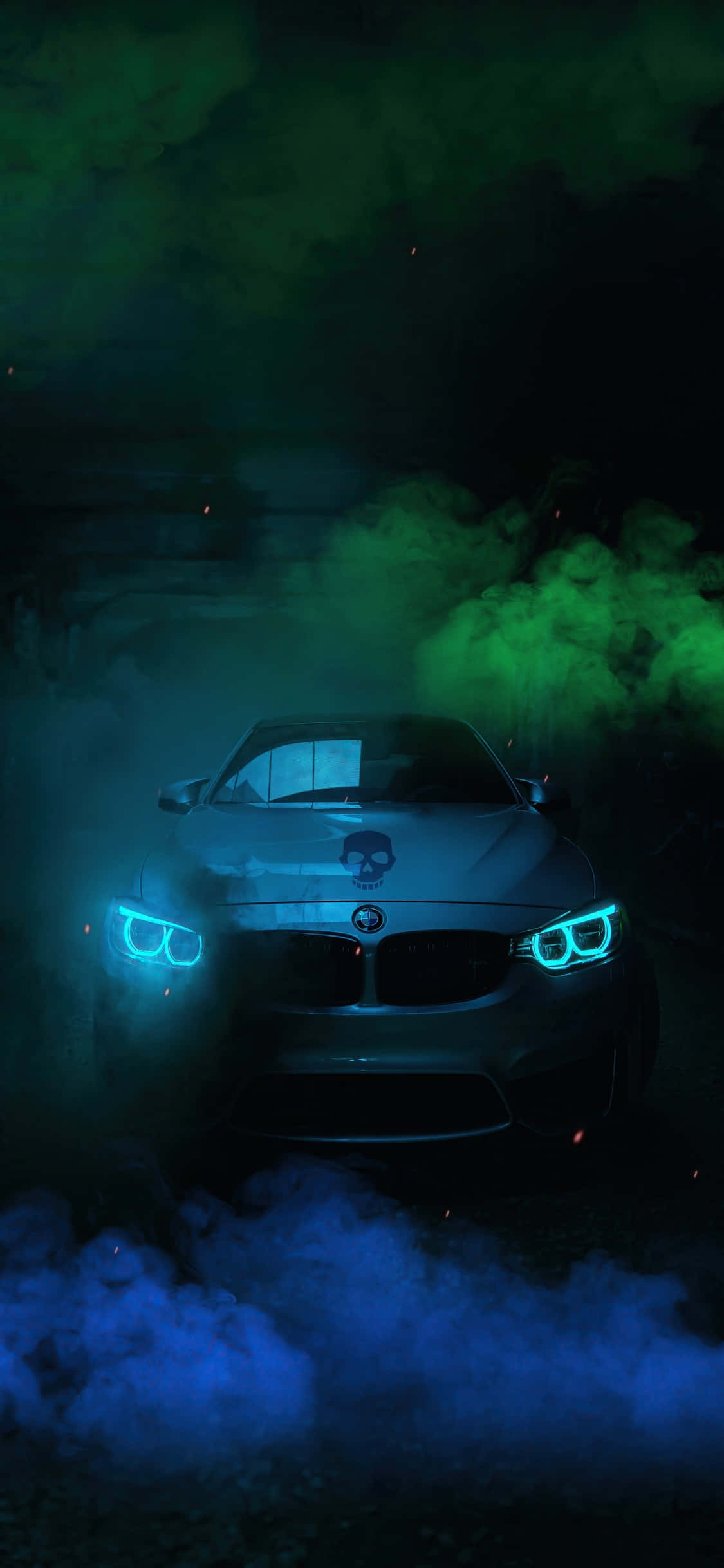 iPhone X Bmw 桌布 壁紙 — 一輛時尚的銀色跑車，帶有發光的藍色車頭燈，在黑暗的夜空下從旋轉的藍色和綠色煙霧中出現。