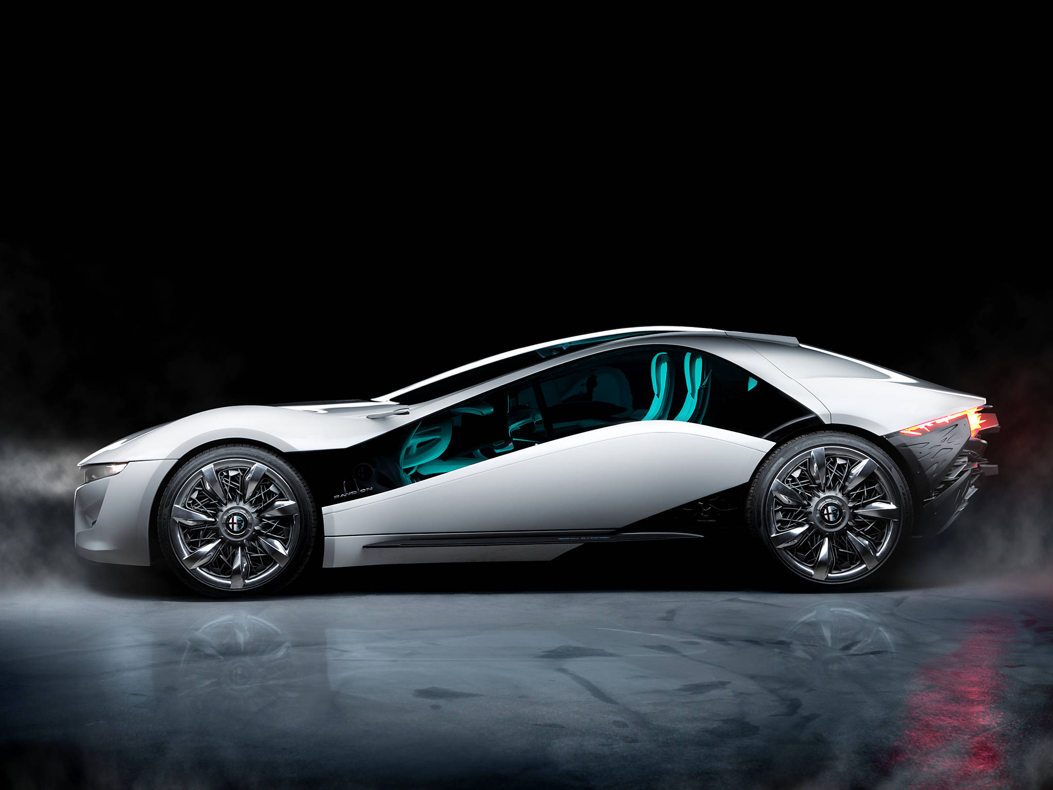 alfa romeo iPhone 桌布 壁紙 — 一輛時尚的銀色跑車，帶有發光的青綠色內飾，在戲劇性的工作室燈光下，在霧氣中的反光表面上滑行。