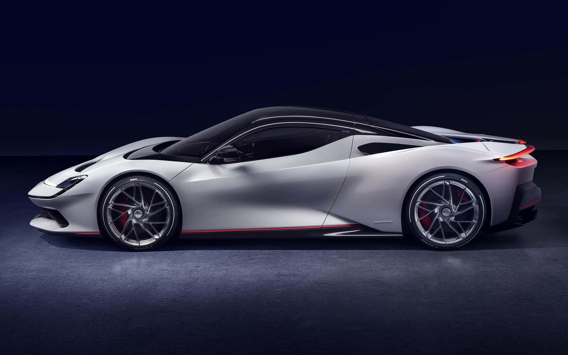 Pininfarina 桌布 壁紙 — 一輛時尚的銀色跑車，帶有紅色點綴和發光的尾燈，在黑暗的攝影棚環境中展示。