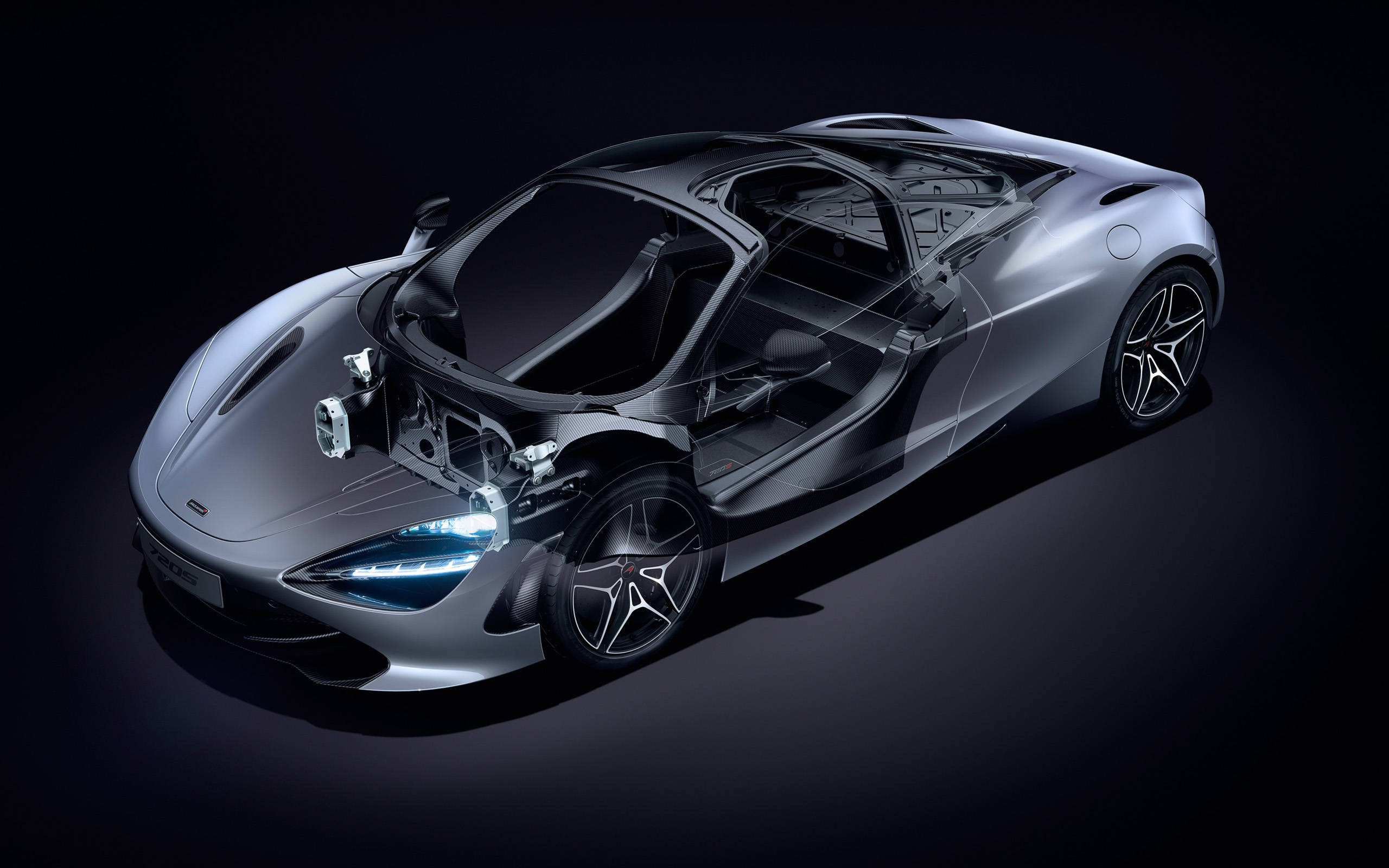 mclaren 720s 4K 桌布 壁紙 — 一輛時尚的銀色跑車，帶有透明車身，在深色工作室背景下揭示內部機械結構。