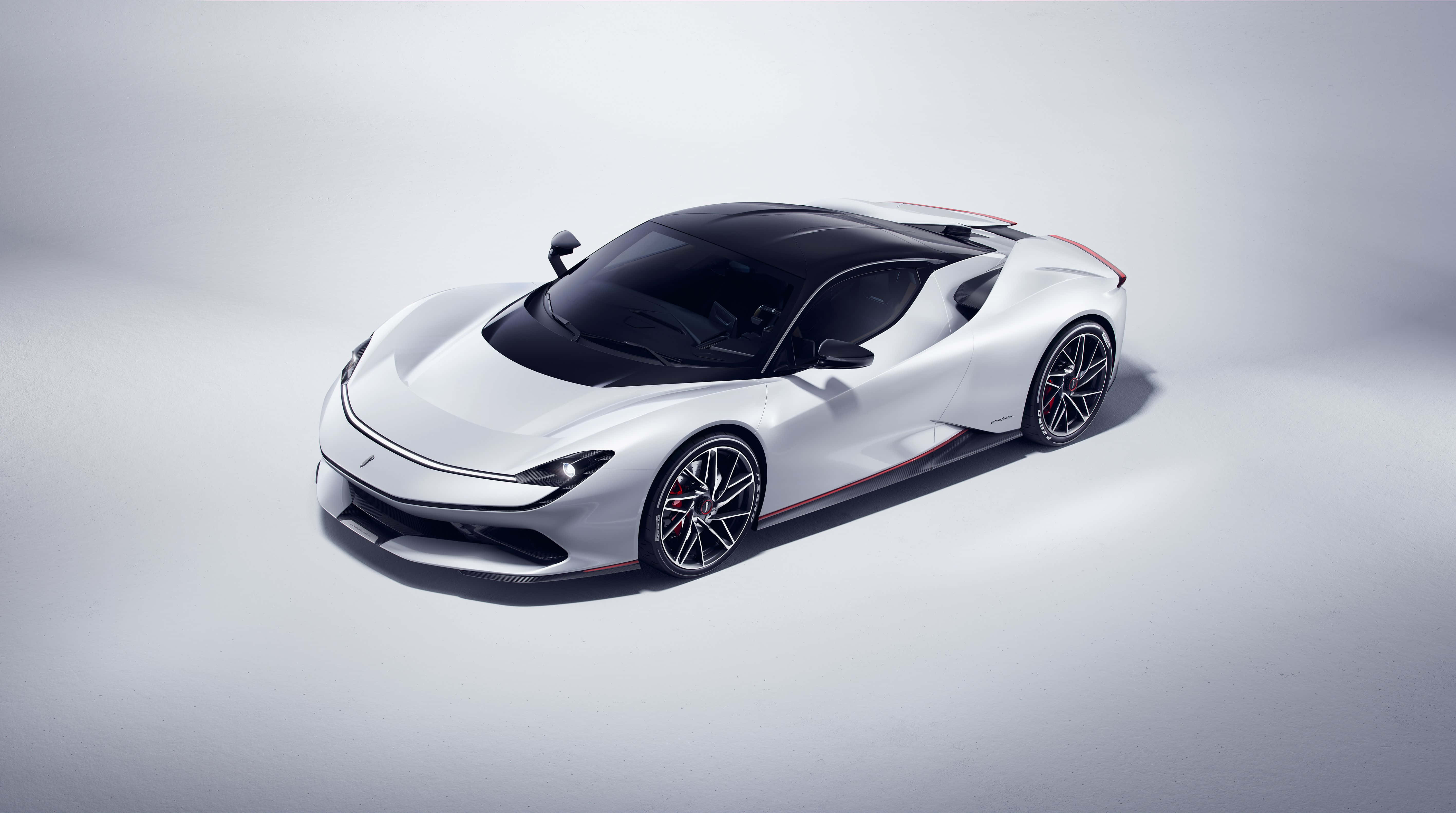 Pininfarina 桌布 壁紙 — 一輛時尚的銀色跑車，帶有黑色點綴和紅色飾邊，在柔和燈光下靜置於簡約的白色工作室地板上。