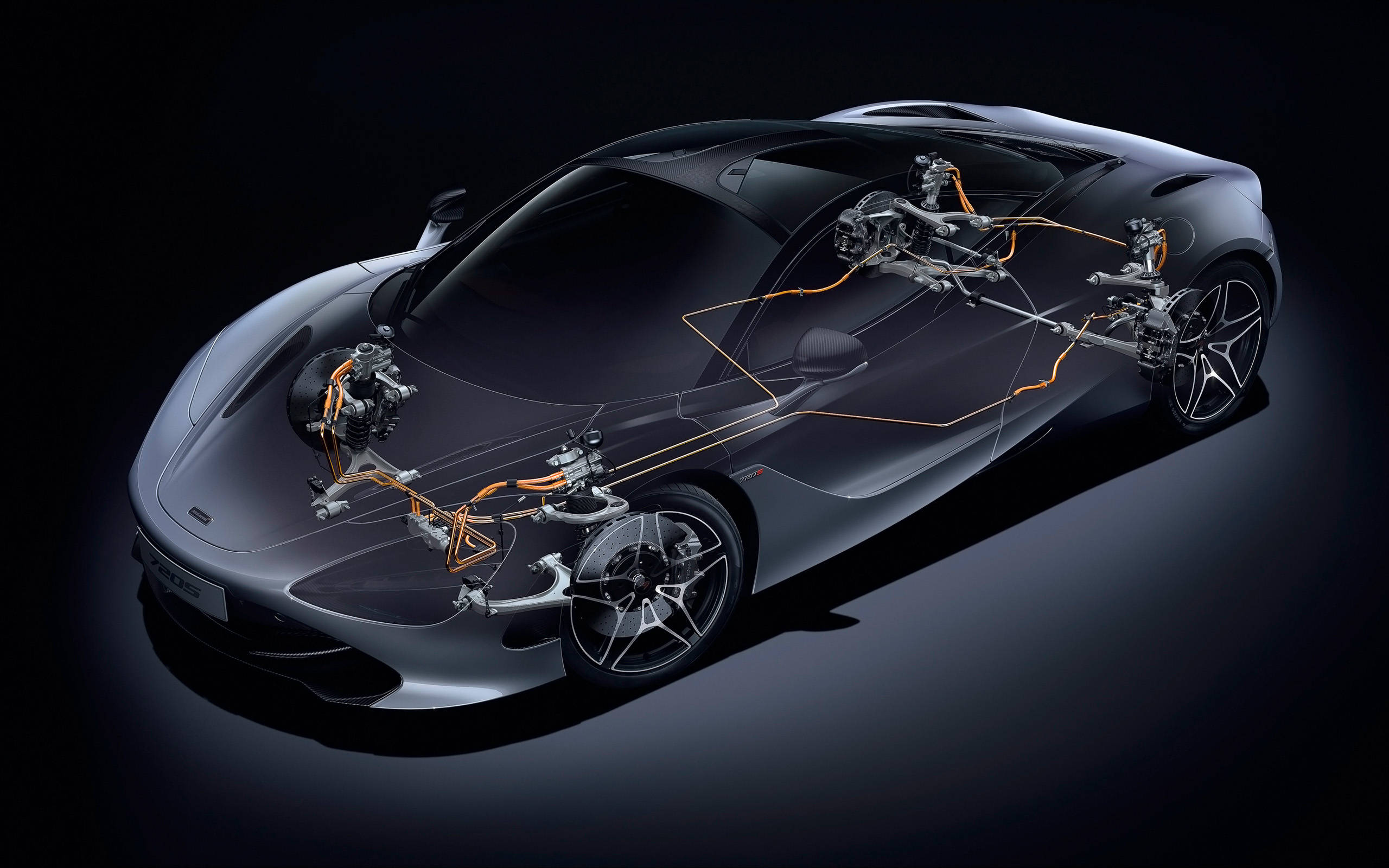 mclaren 720s 4K 桌布 壁紙 — 一輛時尚的銀色跑車，透明車身露出橙色電線和機械零件，背景為深色攝影棚。