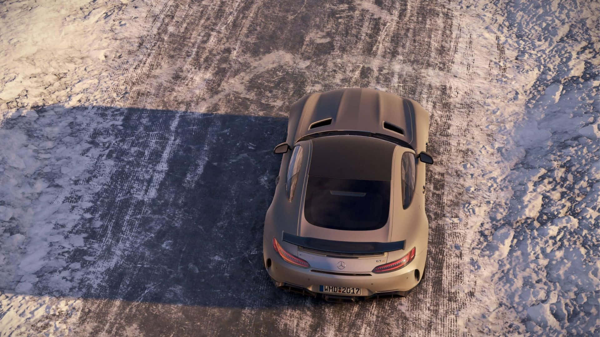 Best Project Cars 2 桌布 壁紙 — 一輛時尚的銀色跑車停在白雪覆蓋的道路上，在明亮的日光下投下長長的影子。