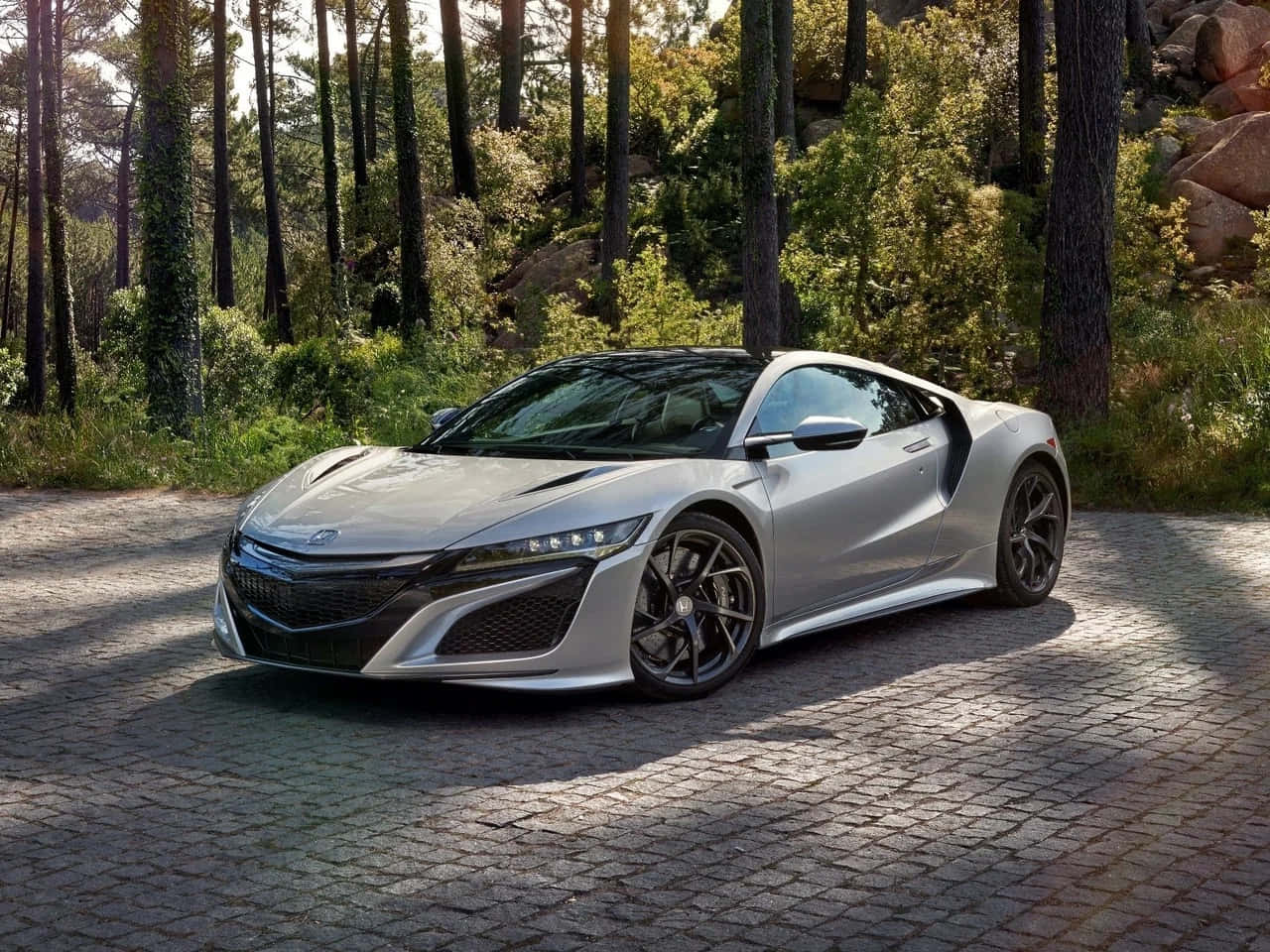 Honda Nsx 桌布 壁紙 — 一輛時尚的銀色跑車停在鵝卵石小徑上，周圍是高聳的松樹和斑駁的陽光。