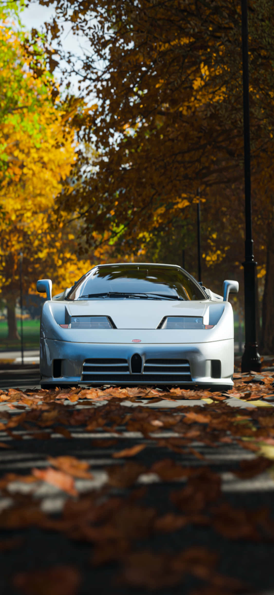 iPhone Xs Forza Horizon 4 桌布 壁紙 — 一輛時尚的銀色跑車停泊在落葉滿佈的街道上，上方是金黃色的秋樹。