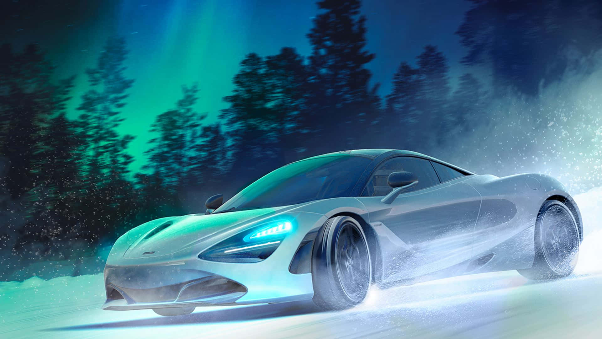 HD Project Cars 2 桌布 壁紙 — 一輛時尚的銀色跑車在充滿活力的綠色北極光下，飛馳穿過白雪皚皚的樹林。