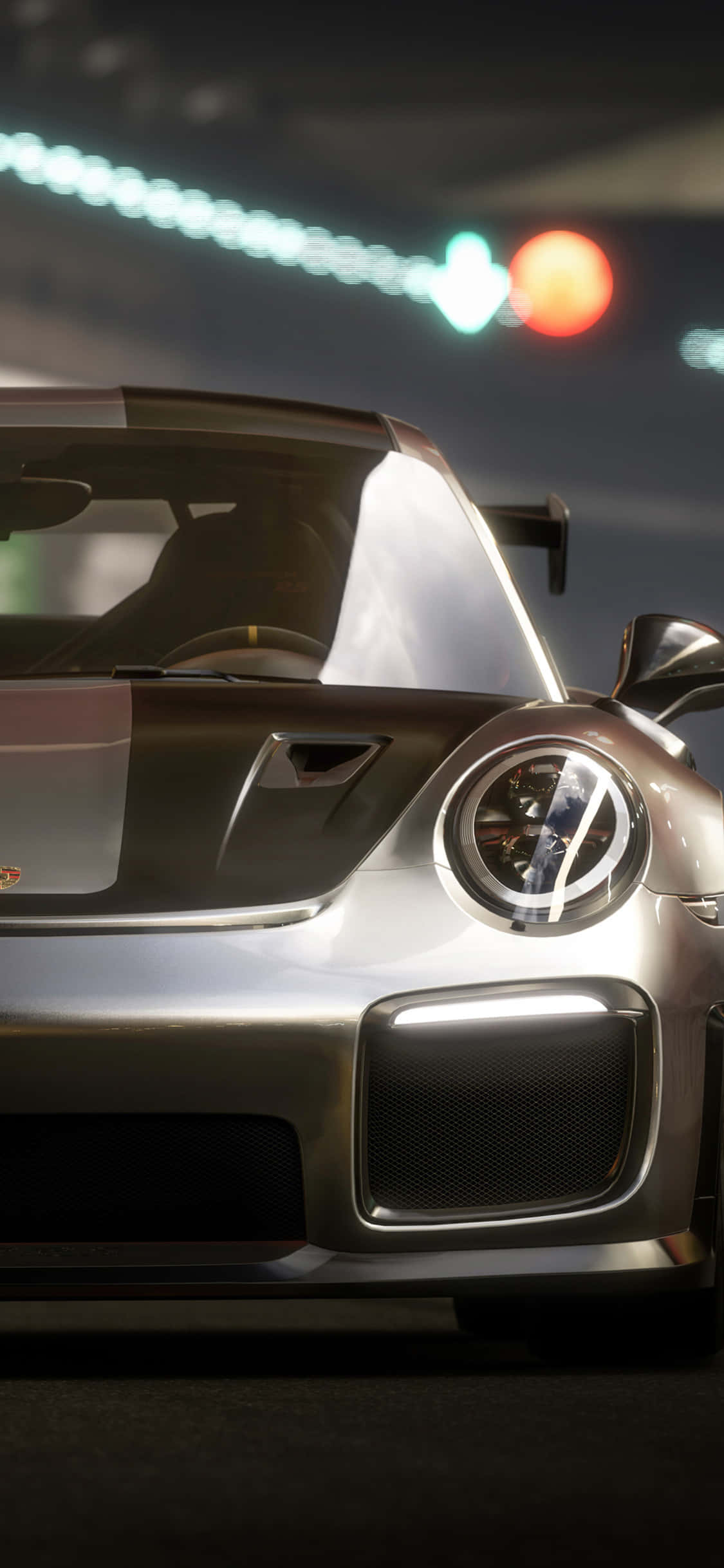 Forza 7 桌布 壁紙 — 一輛時尚的銀色跑車在夜晚的霓虹燈下閃耀，背景是模糊的交通號誌。