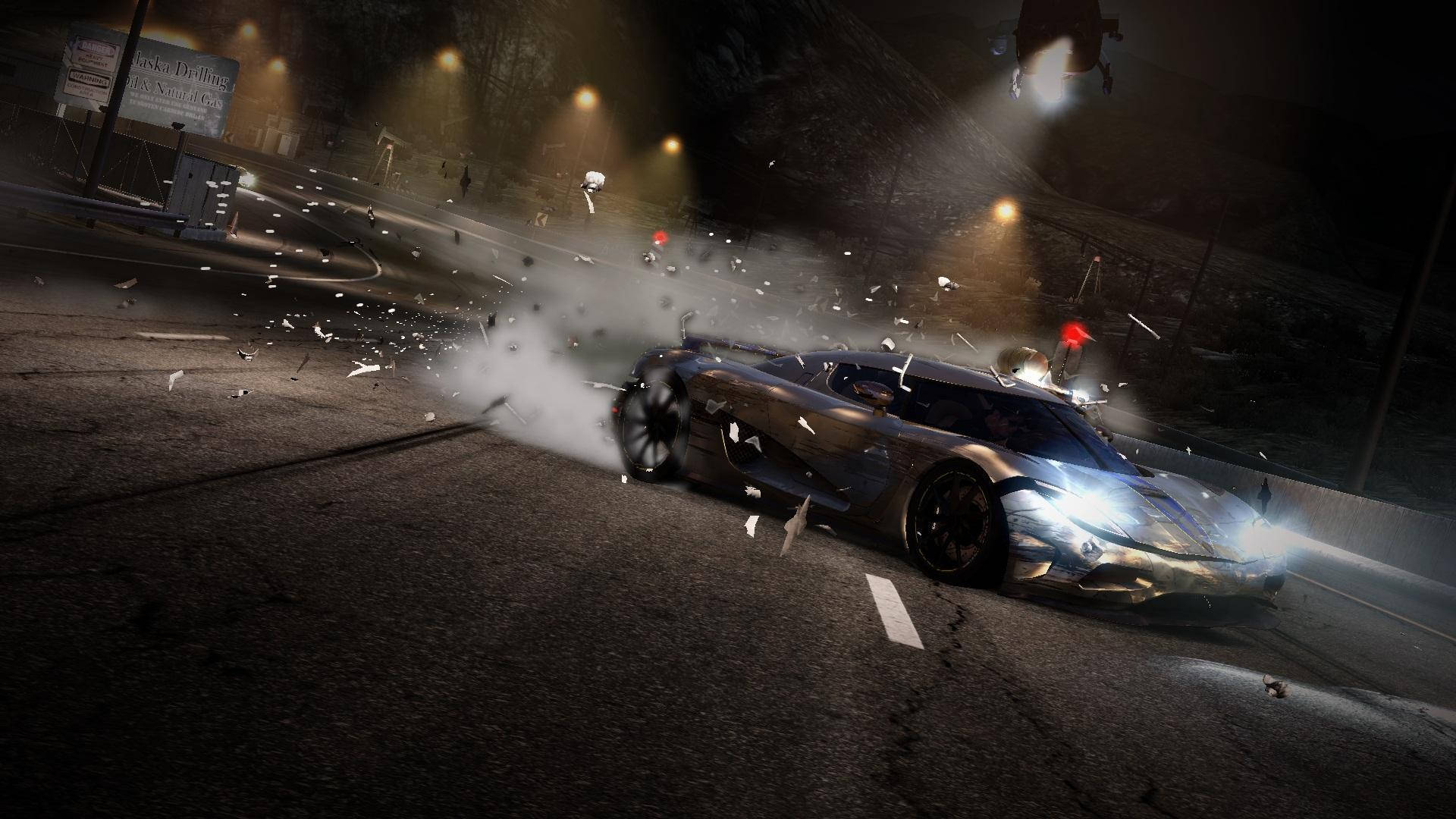 car drifting 桌布 壁紙 — 一輛時尚的銀色跑車在夜間濕滑的道路上飄移，在街燈下噴出火花和煙霧。