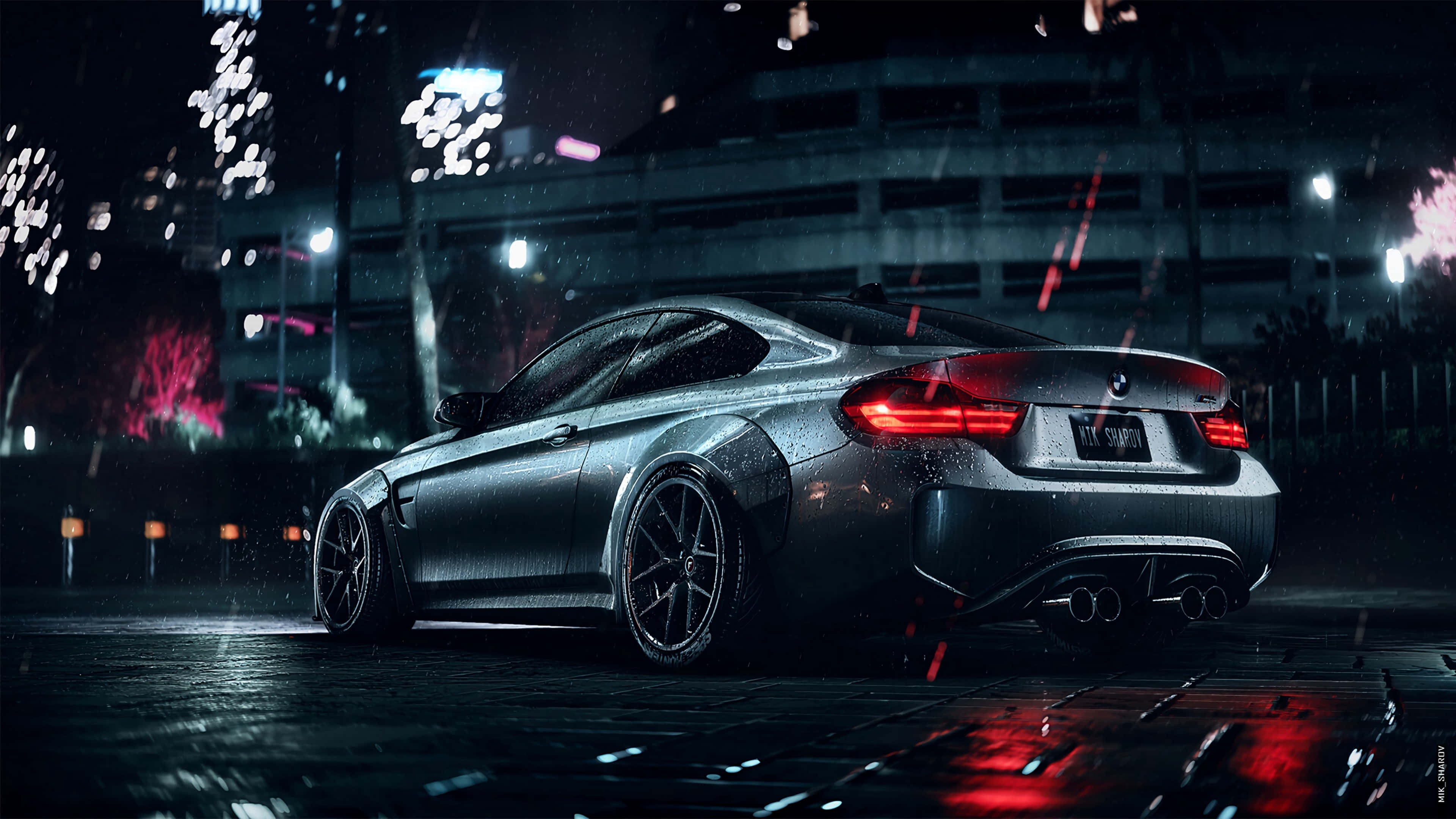4K BMW 壁紙 桌布 壁紙 — 一輛時尚的銀色跑車在夜間濕漉漉的城市街道上，在霓虹燈下閃閃發光，水滴在其表面閃爍。