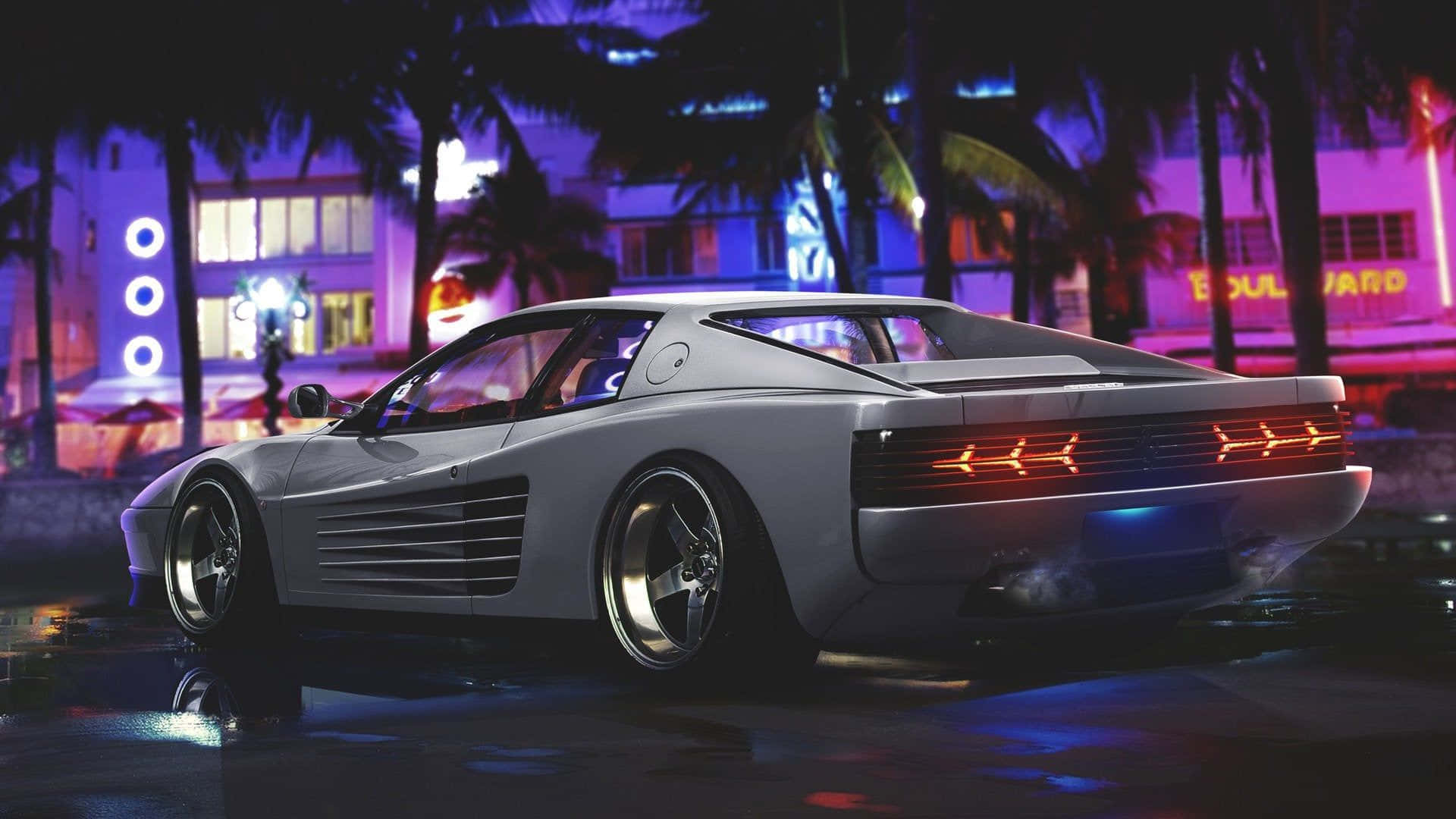 Ferrari Testarossa 桌布 壁紙 — 一輛時尚的銀色跑車在夜間邁阿密潮濕的街道上，在棕櫚樹和發光招牌的襯托下，於霓虹燈下閃耀。