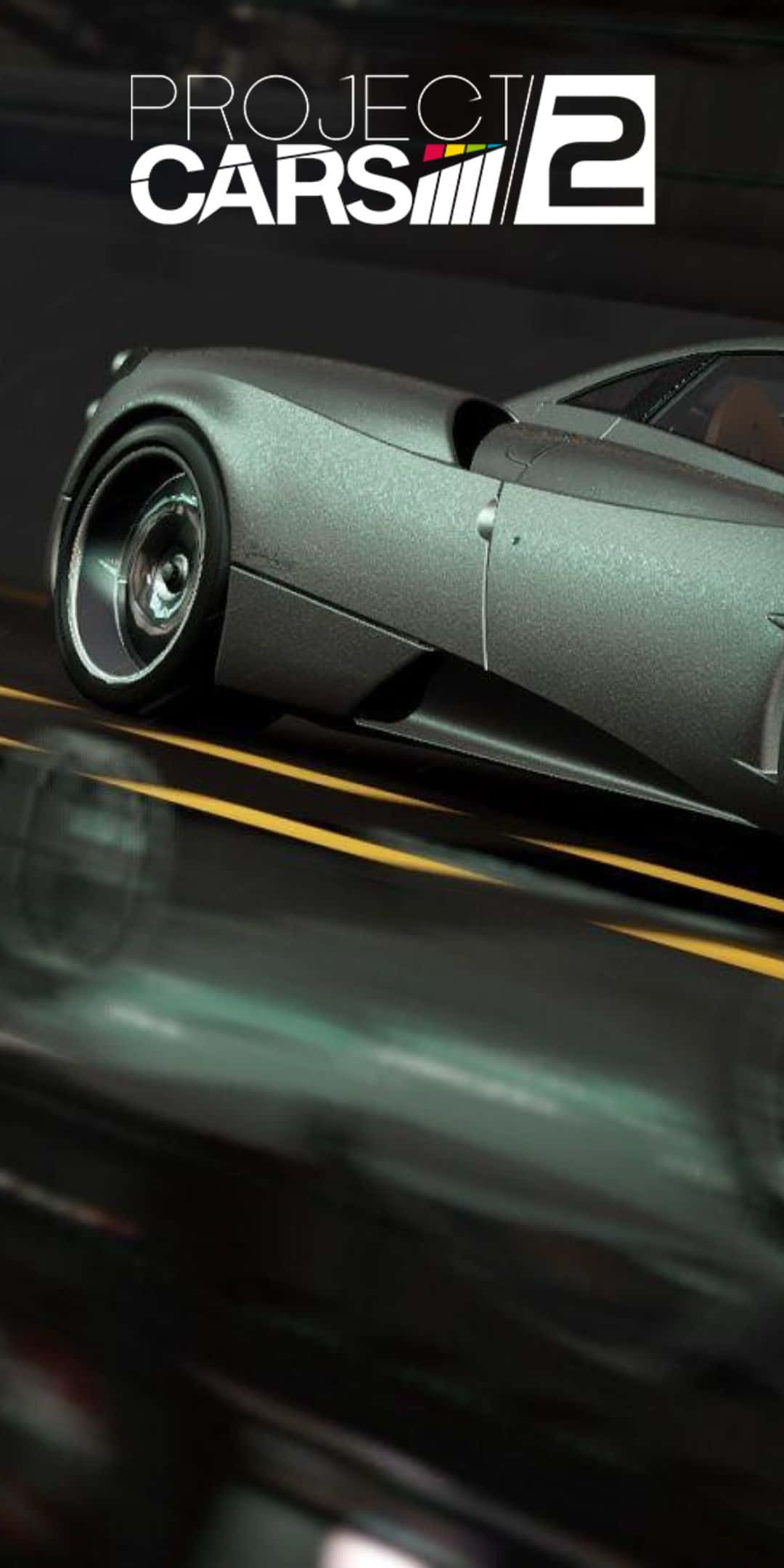 Pixel 3 Project Cars 2 桌布 壁紙 — 一輛時尚的銀色跑車在戲劇性燈光下，在帶有黃色車道標記的黑暗賽道上高速滑行。
