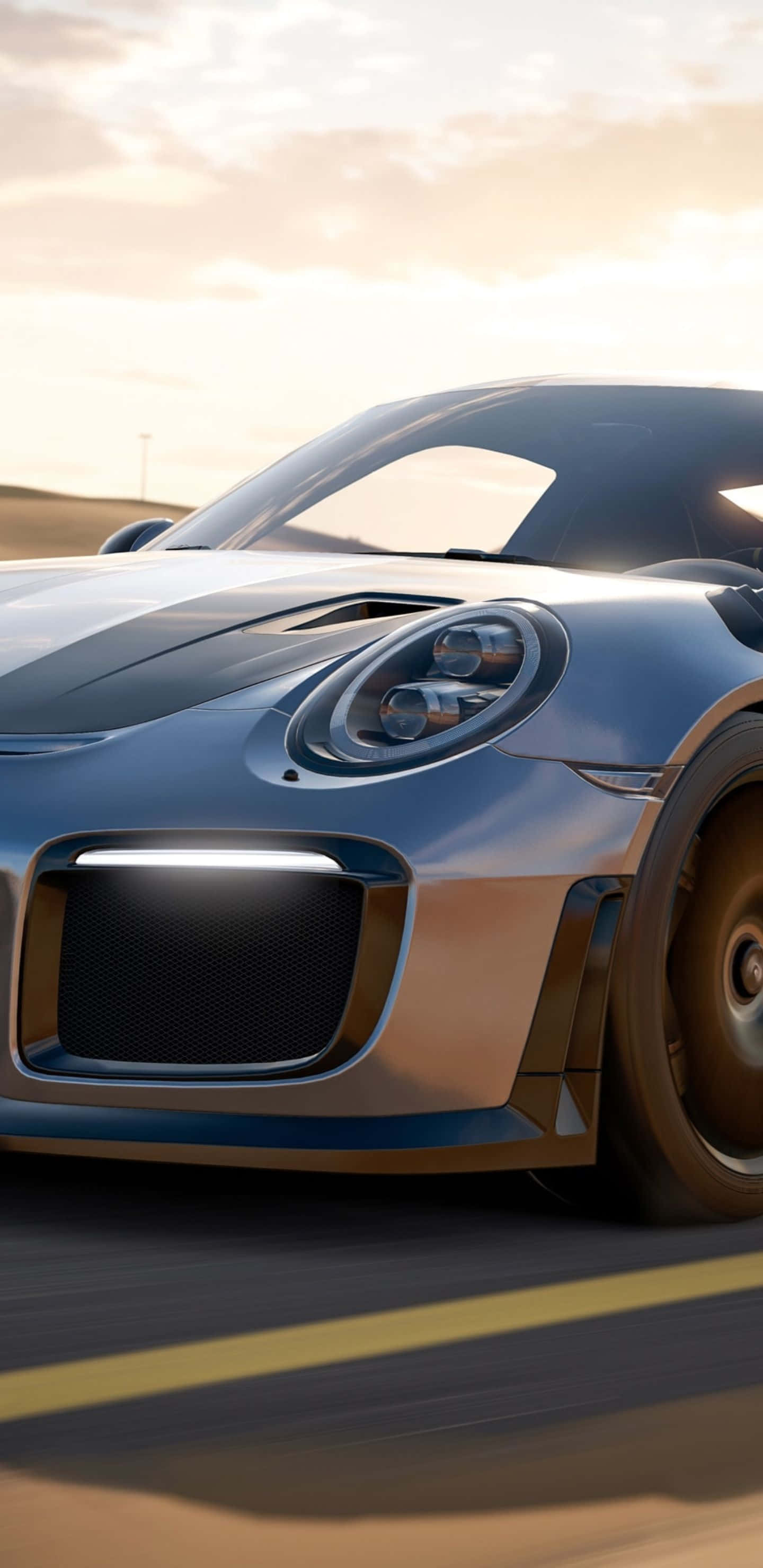Pixel 3xl Forza Motorsport 7 桌布 壁紙 — 一輛時尚的銀色跑車在日落時分沿著沙漠公路疾馳，帶有模糊的動感和溫暖的金色光芒。