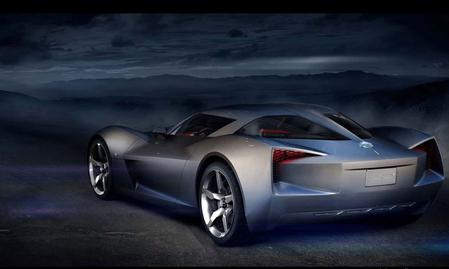 Chevrolet Corvette Stingray 桌布 壁紙 — 一輛時尚的銀色跑車在月光下閃耀，背景是夜晚霧氣繚繞的山巒。