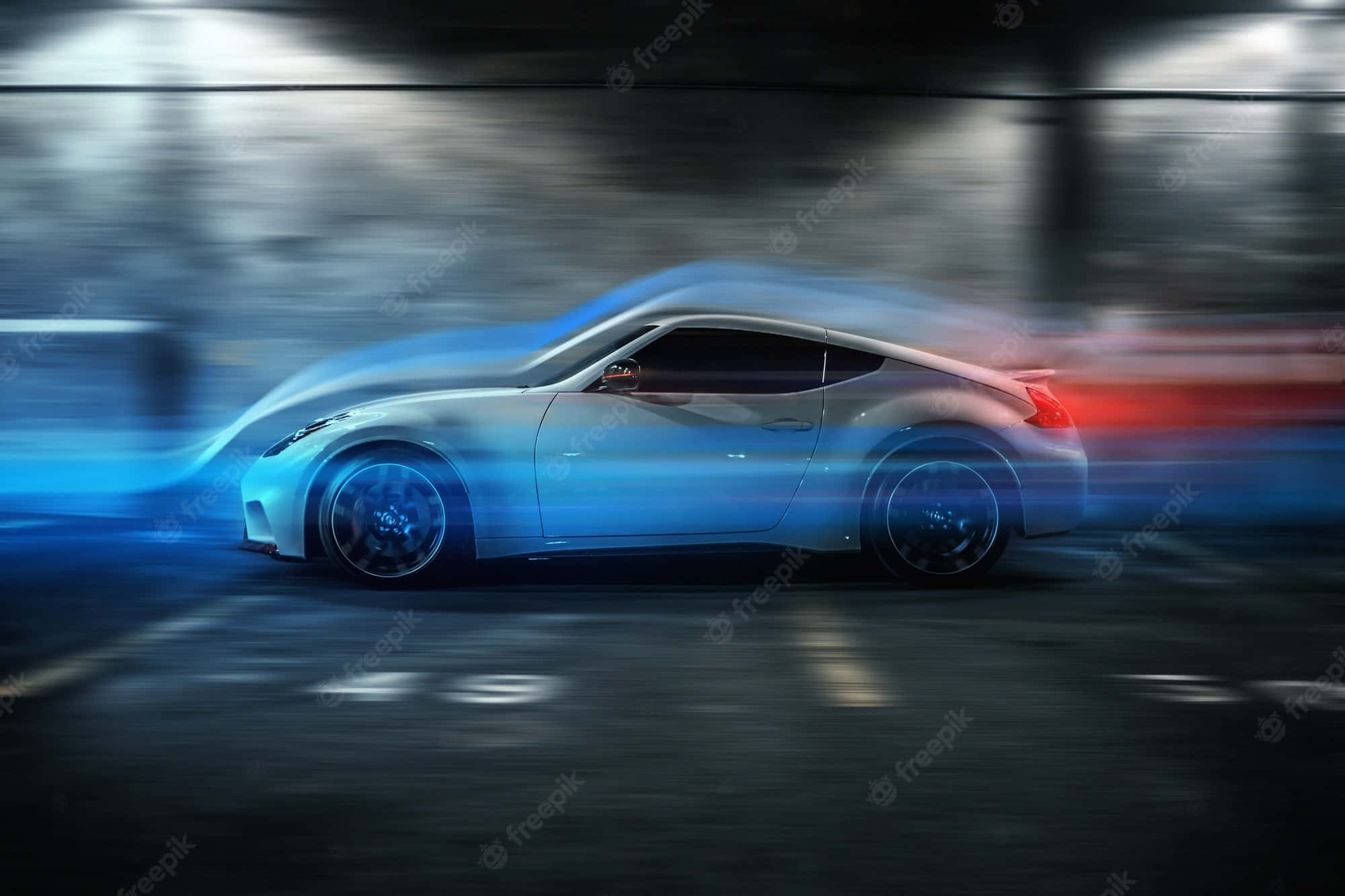 Blue Car 桌布 壁紙 — 一輛時尚的銀色跑車在都市隧道中疾馳，留下鮮豔的藍色和紅色動態軌跡。