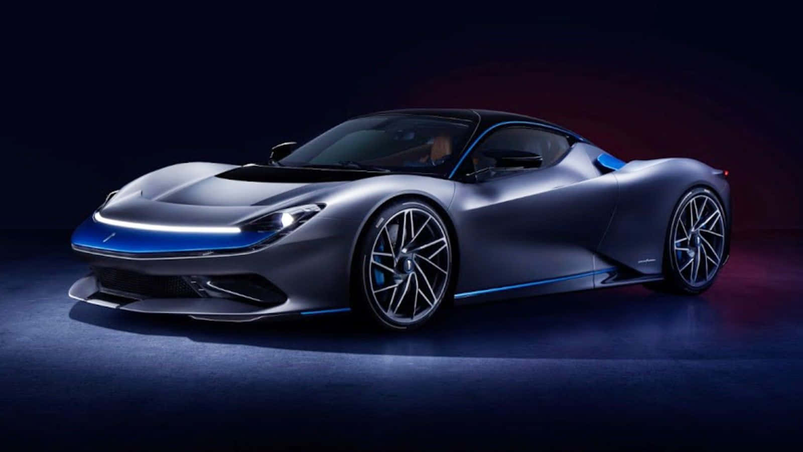 Pininfarina 桌布 壁紙 — 一輛時尚的銀色跑車帶有發光的藍色裝飾，在戲劇性的工作室燈光下，以深色背景展示。
