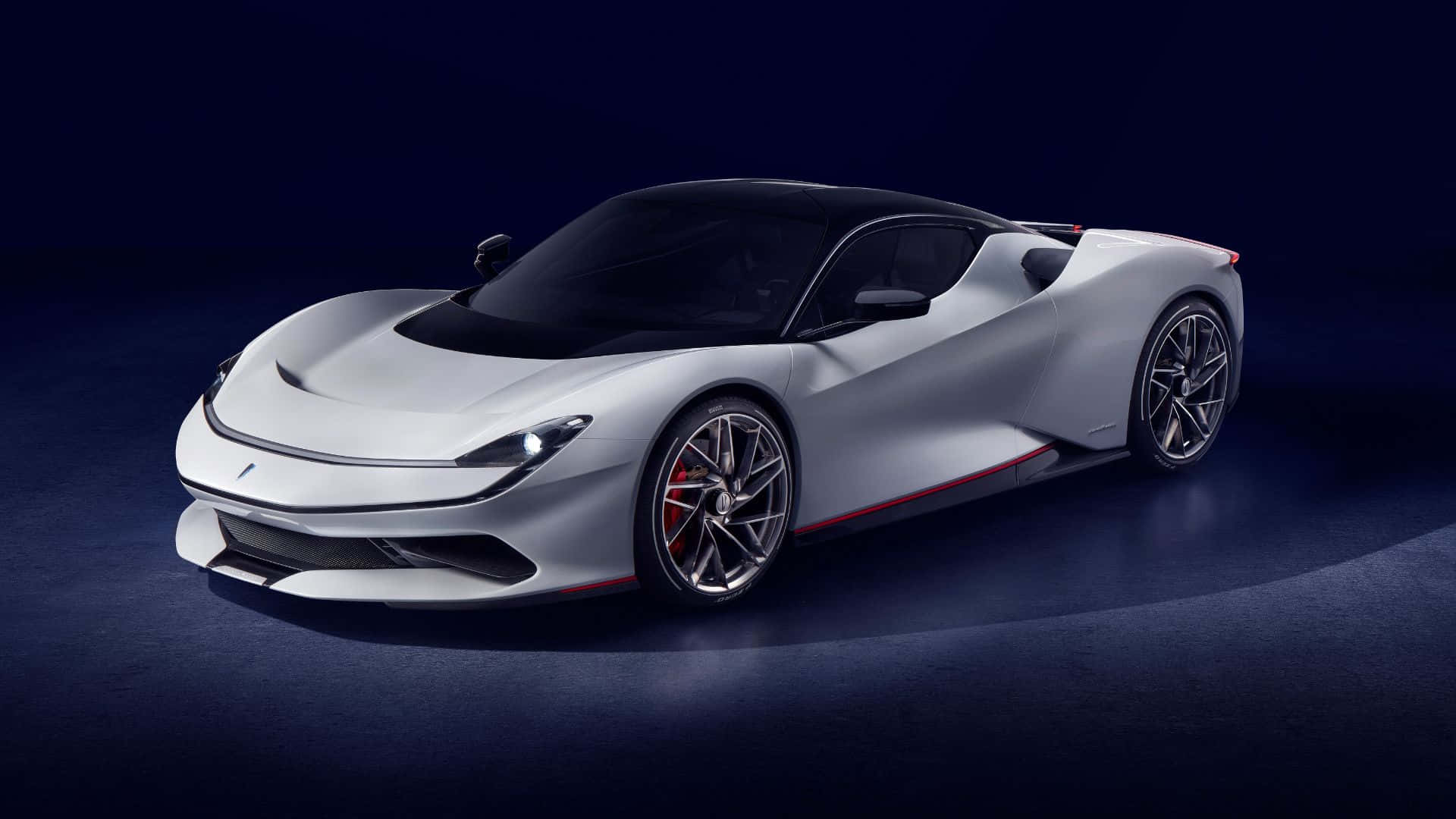 Pininfarina 桌布 壁紙 — 一輛時尚的銀色跑車帶有紅色點綴，在攝影棚燈光下於深藍色背景中閃耀。