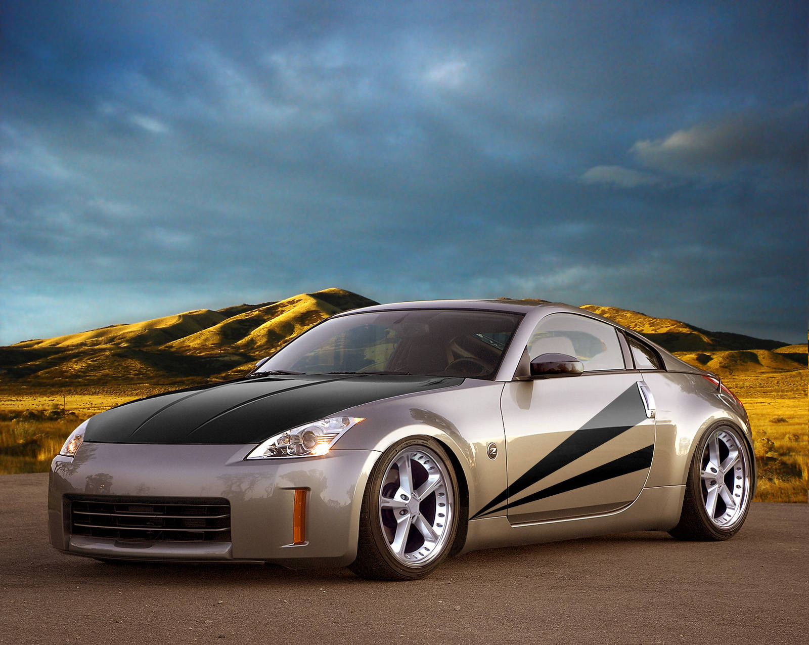 Nissan 350z 桌布 壁紙 — 一輛時尚的銀色跑車帶有黑色賽車條紋，停在沙漠公路上，天空佈滿戲劇性的雲層。