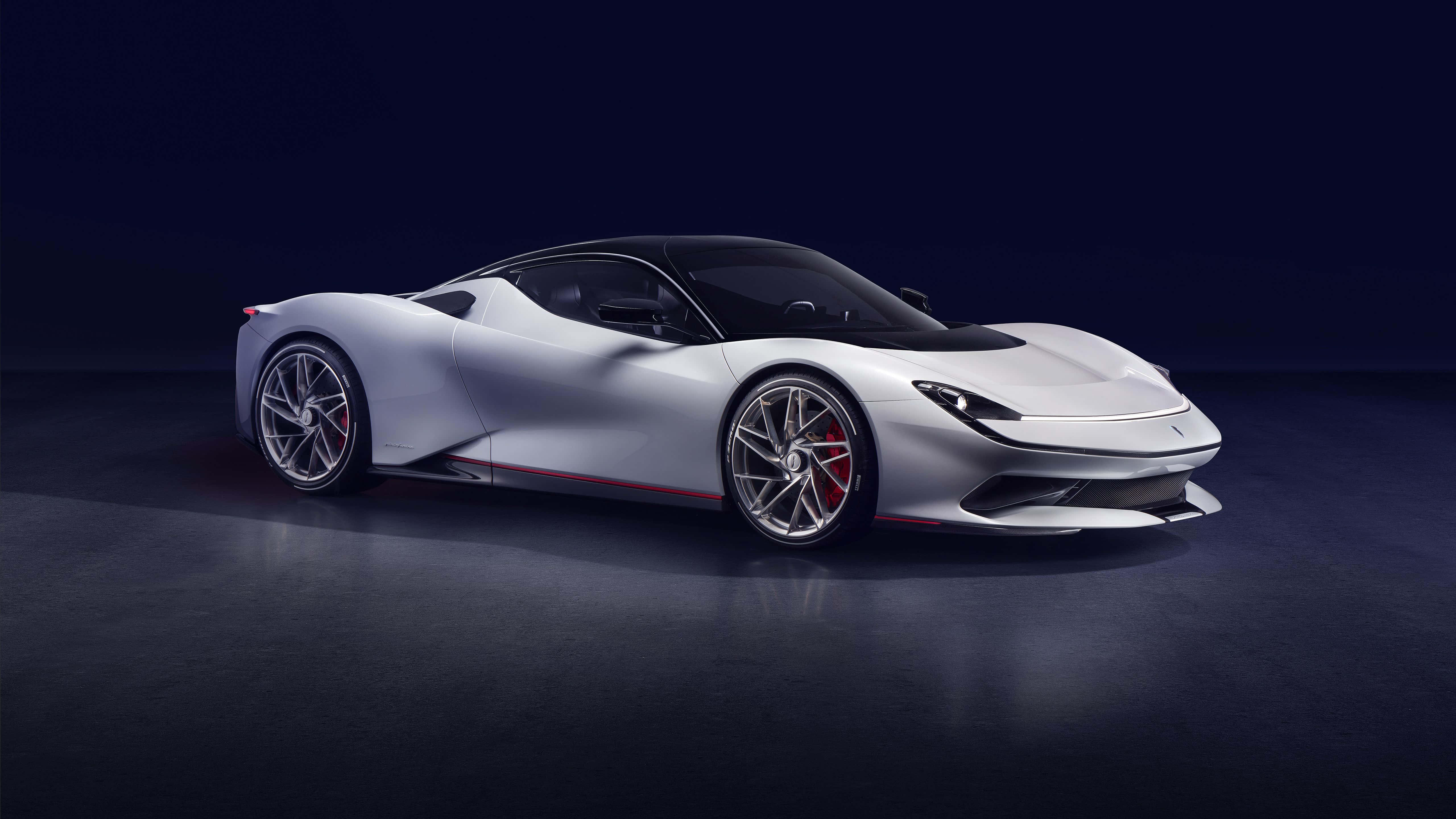 Pininfarina 桌布 壁紙 — 一輛時尚的銀色跑車配備紅色制動卡鉗，在黑暗背景下的工作室燈光中閃耀。