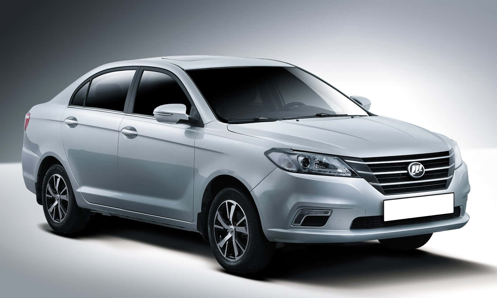 Lifan 桌布 壁紙 — 一輛時尚的銀色轎車，配備現代化頭燈和合金輪圈，在漸變灰色背景的攝影棚中展示。