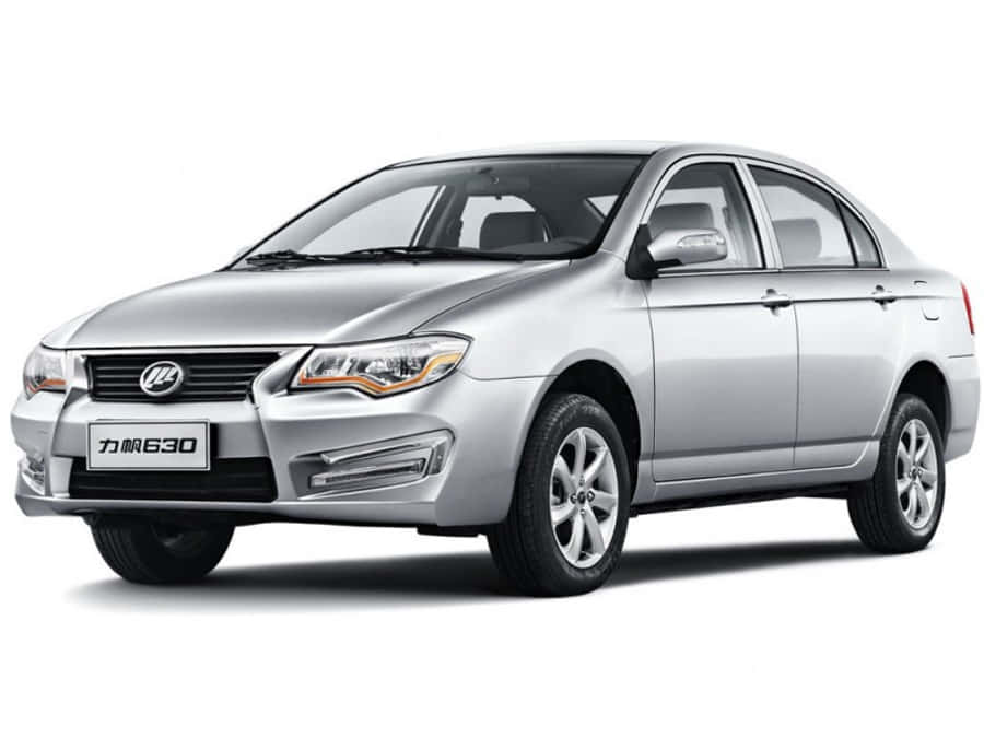 Lifan 桌布 壁紙 — 一輛時尚的銀色轎車，配備現代車頭燈和合金輪圈，在白色背景的乾淨工作室照片中展示。