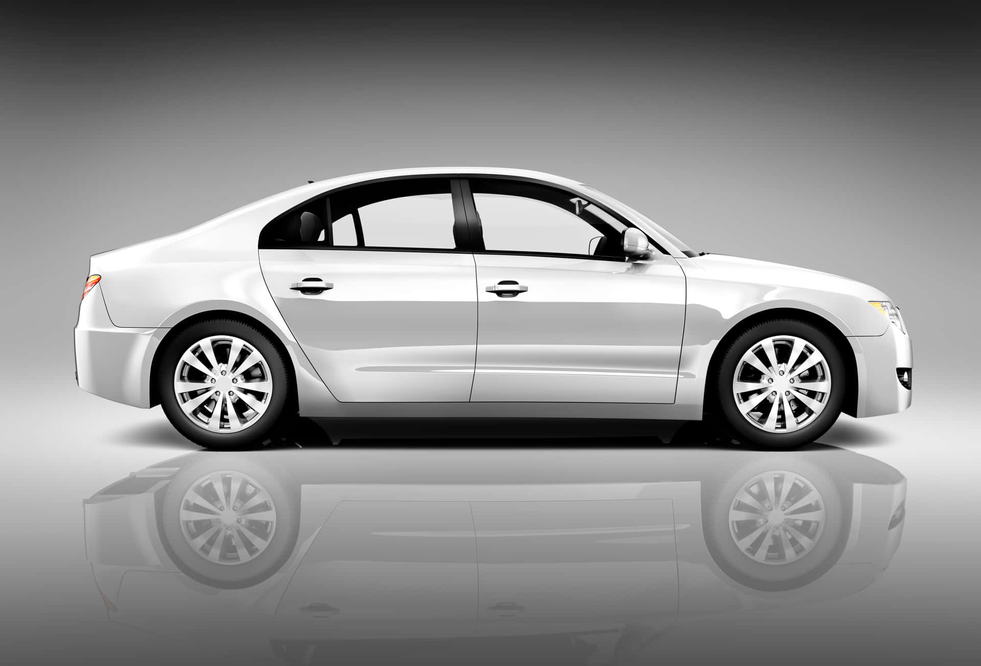 Silver Luxury Sports Car 壁紙 — 一輛時尚的銀色轎車以側面輪廓展示，在灰色漸變工作室地板上帶有光澤反射。