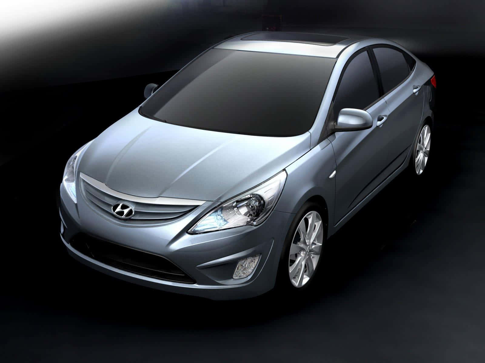 Hyundai 桌布 壁紙 — 一輛時尚的銀色轎車在攝影棚燈光下閃閃發光，以深色背景襯托其現代設計和合金輪圈。