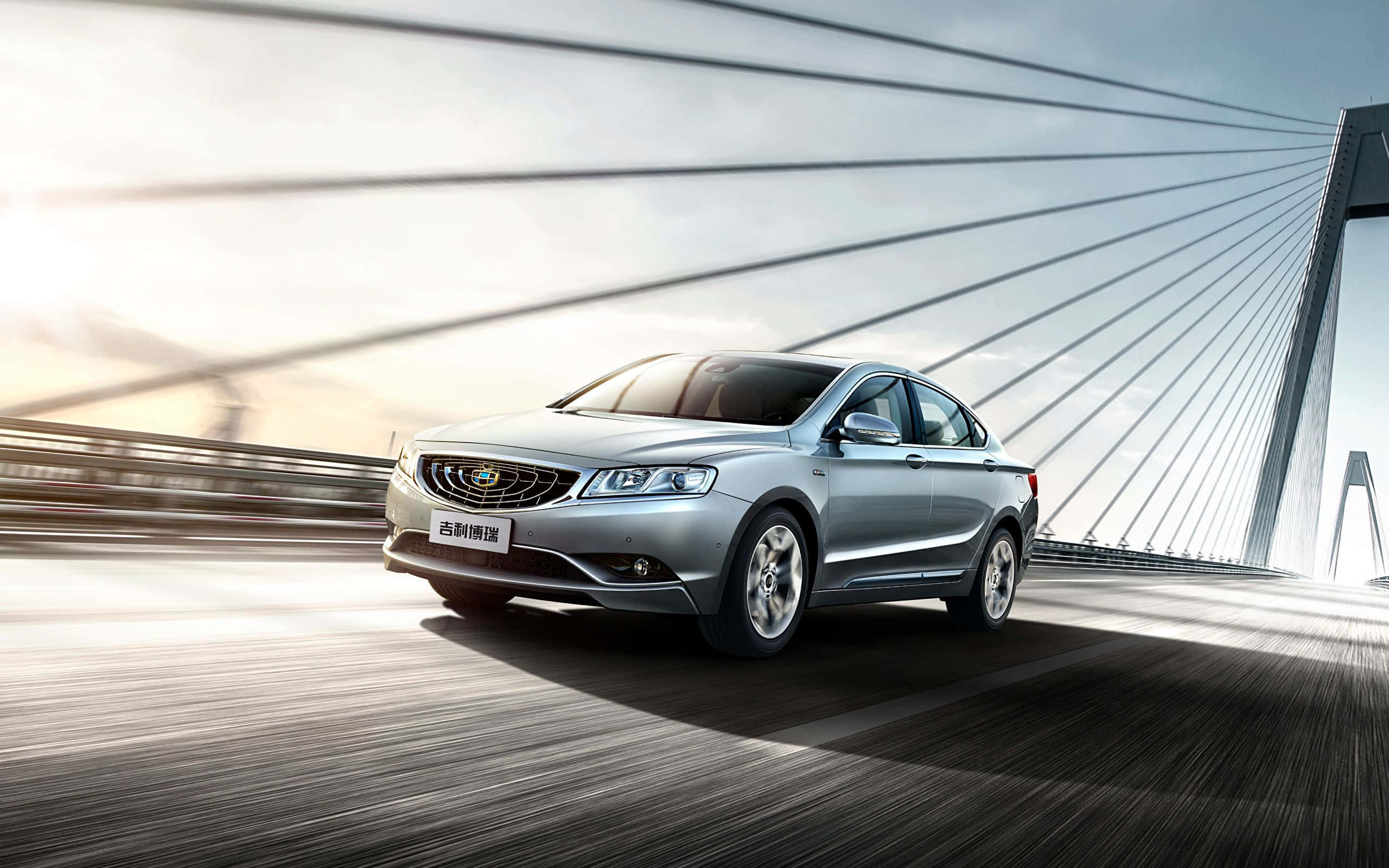 Geely 桌布 壁紙 — 一輛時尚的銀色轎車在明亮的天空下，以動態模糊強調速度，飛馳在現代斜張橋上。