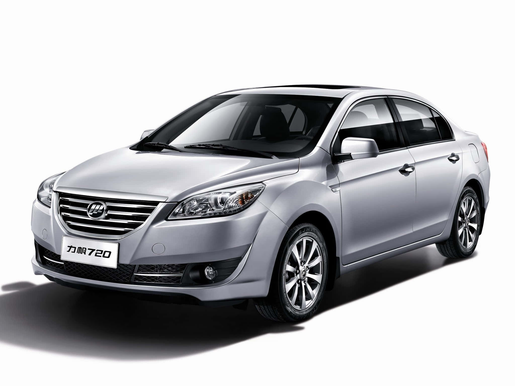 Lifan 桌布 壁紙 — 一輛時尚的銀色轎車配備合金輪圈，在白色背景的乾淨工作室照片中展示。