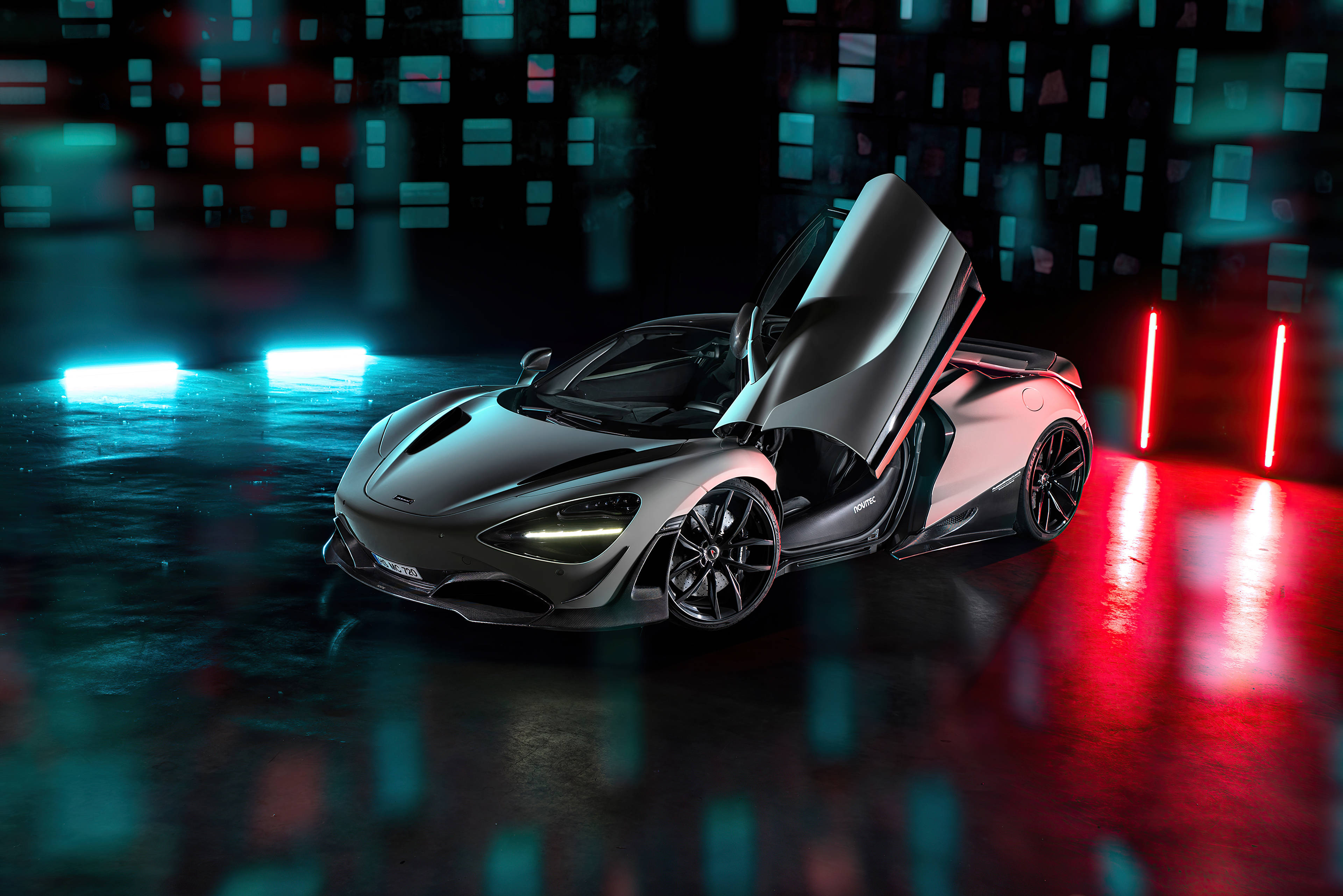 Mclaren 720s 桌布 壁紙 — 一輛時尚的銀色鷗翼門跑車，在未來城市景觀中，停在濕漉漉的街道上，被霓虹紅藍燈光照射。