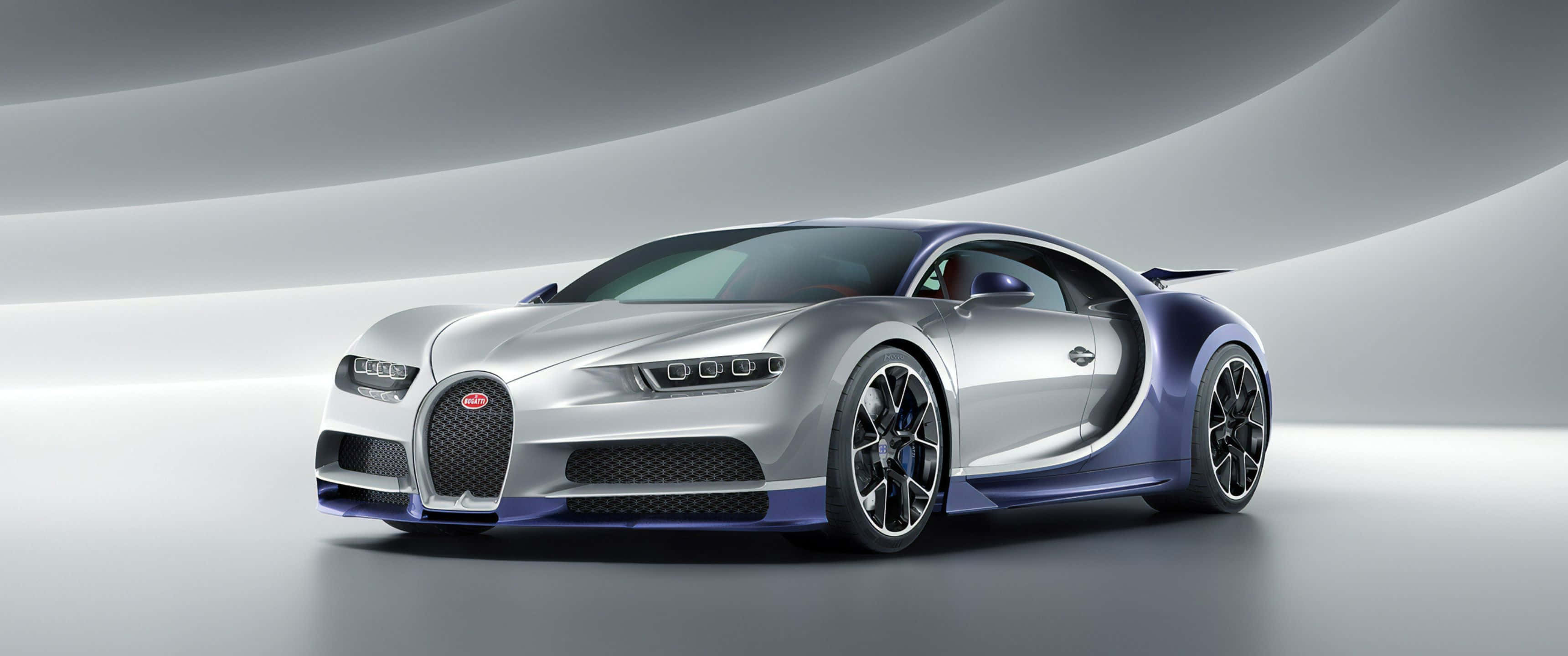 3440x1440p Bugatti 桌布 壁紙 — 一輛時尚的銀藍色 Bugatti Chiron 超級跑車在彎曲的灰色背景下的攝影棚燈光下閃閃發光。