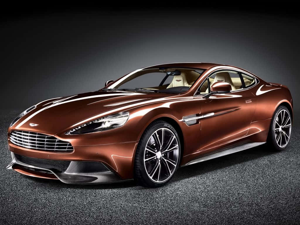 Top 10 Car 桌布 壁紙 — 一輛時尚的銅色Aston Martin跑車在深色紋理地板上於攝影棚燈光下閃閃發光。