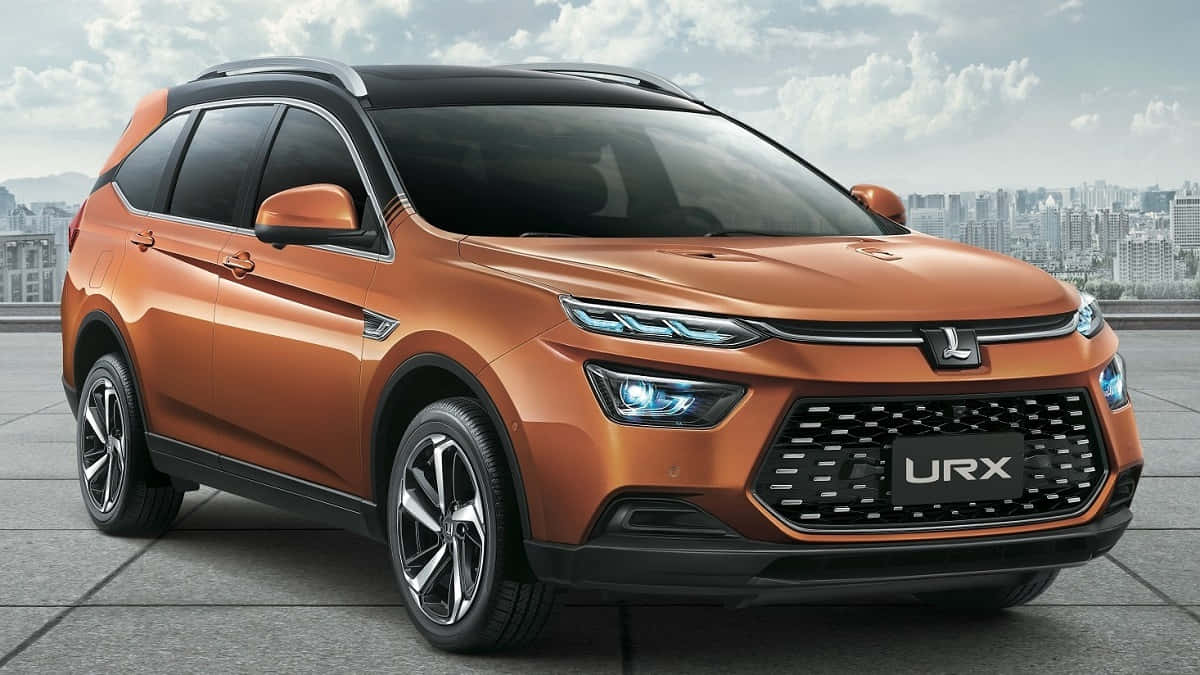 Luxgen 桌布 壁紙 — 一輛時尚的銅色SUV，配備發光的藍色車頭燈，停在天台上，俯瞰著多雲天空下的現代城市天際線。
